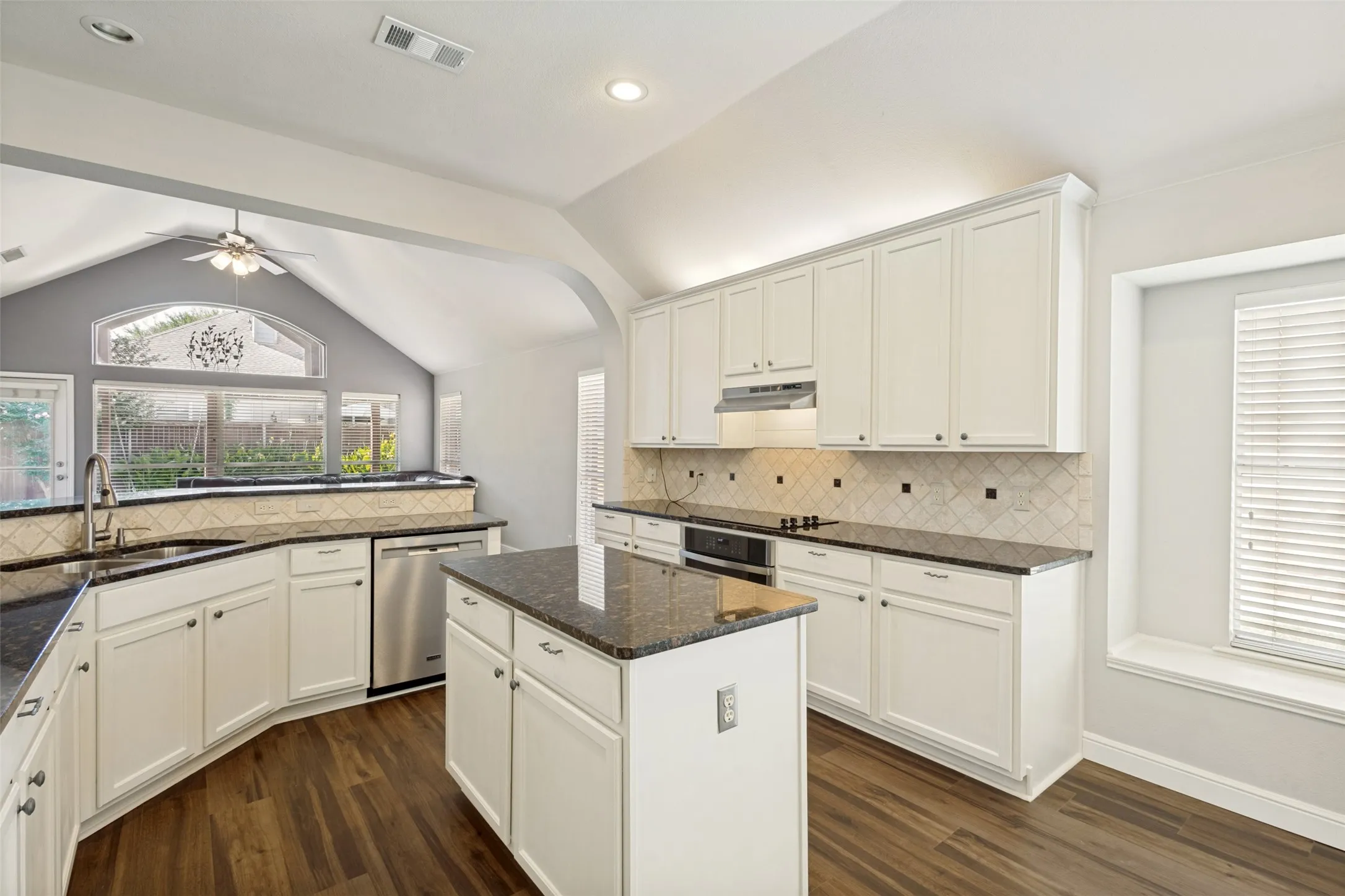 Single Family Residence For Sale in Collin County , 5525 Pebble Court, Mc Kinney, Texas 75072, 4 Bedroom, 2 Bathroom, 2 Garage spaces, 2,102 Sqft, built in 1998, mls#21351816, Real Estate Agent in Mc Kinney, Homes For Sale in Collin county, Homes For Sale in Mc Kinney, Realtor in Mc Kinney Texas, Real Estate Brokerage Independent Realty Texas, Luminita Cordes Realtor