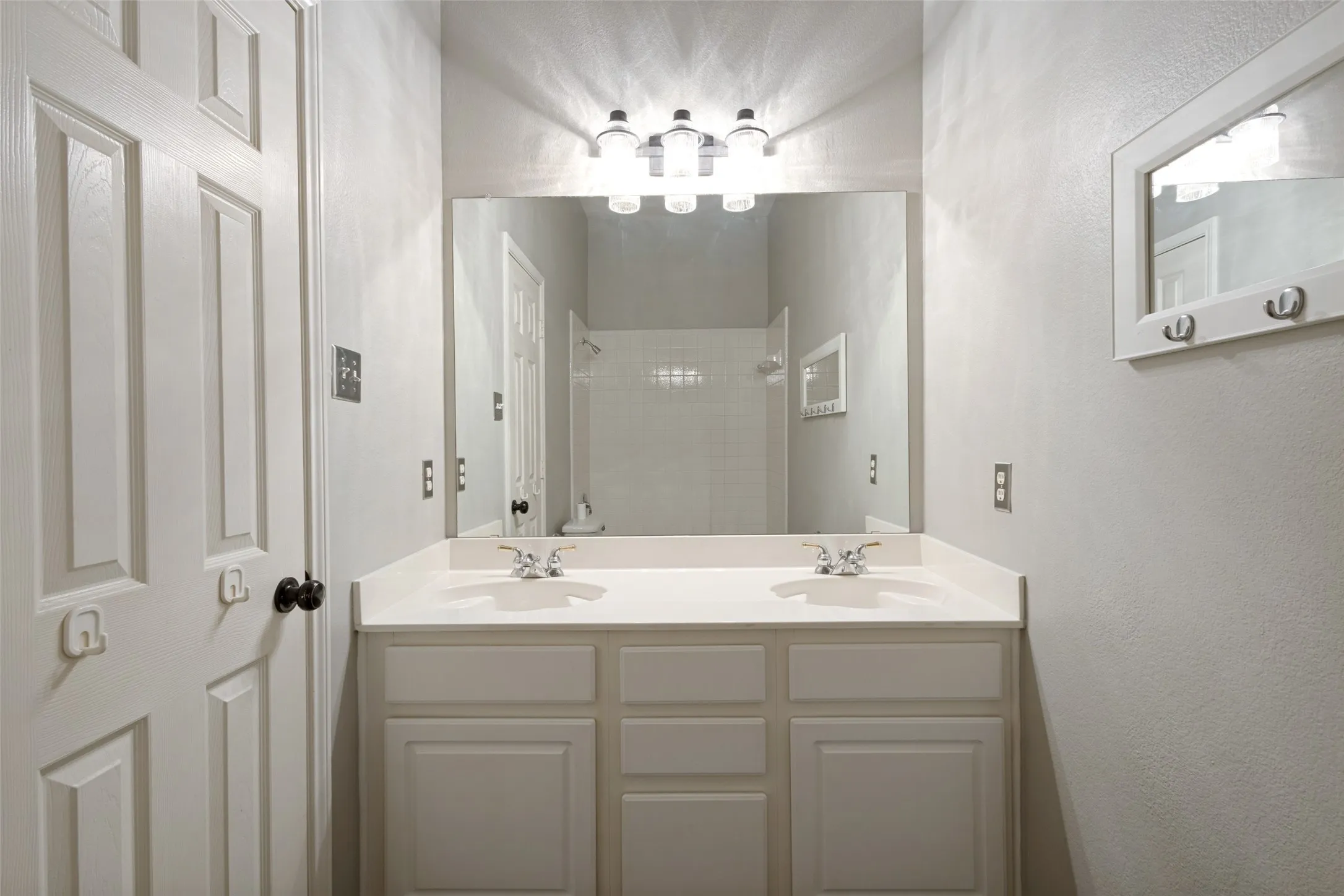 Dual sink hall bath with bathtub/shower.