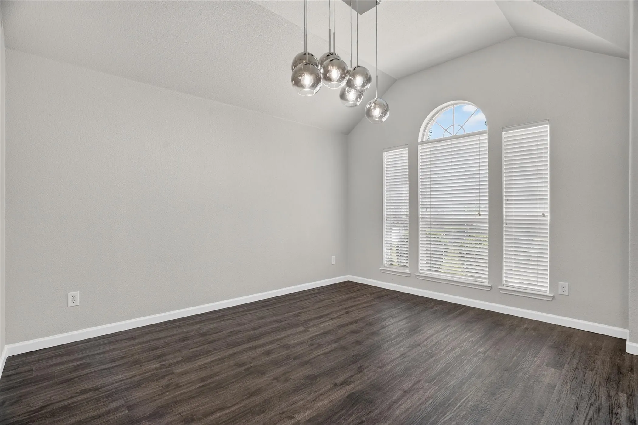 Single Family Residence For Sale in Tarrant County , 817 Peach Lane, Burleson, Texas 76028, 4 Bedroom, 2 Bathroom, 2 Garage spaces, 2,093 Sqft, built in 2009, mls#21348865, Real Estate Agent in Burleson, Homes For Sale in Tarrant county, Homes For Sale in Burleson, Realtor in Burleson Texas, Real Estate Brokerage Independent Realty Texas, Luminita Cordes Realtor