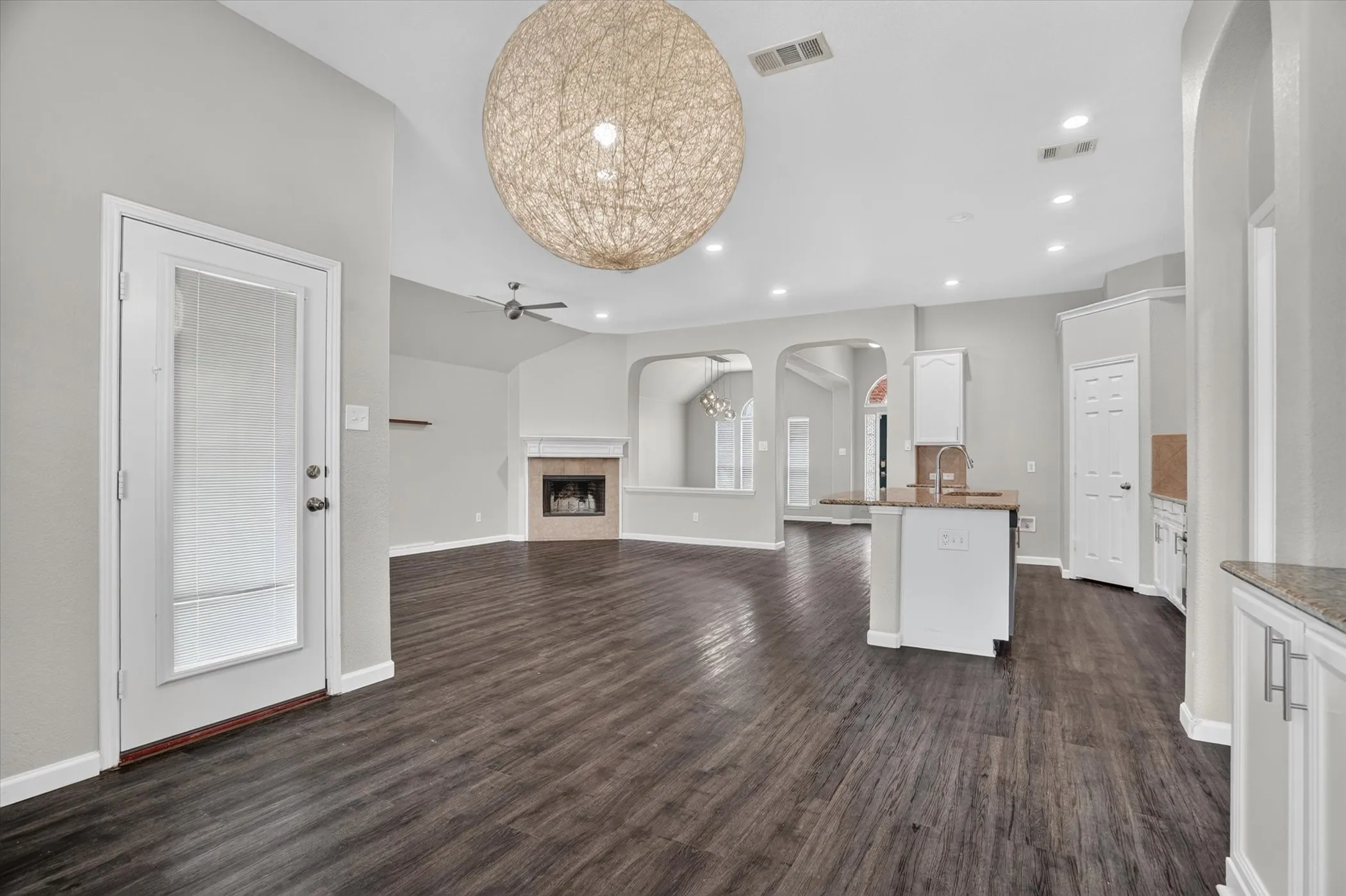 Single Family Residence For Sale in Tarrant County , 817 Peach Lane, Burleson, Texas 76028, 4 Bedroom, 2 Bathroom, 2 Garage spaces, 2,093 Sqft, built in 2009, mls#21348865, Real Estate Agent in Burleson, Homes For Sale in Tarrant county, Homes For Sale in Burleson, Realtor in Burleson Texas, Real Estate Brokerage Independent Realty Texas, Luminita Cordes Realtor
