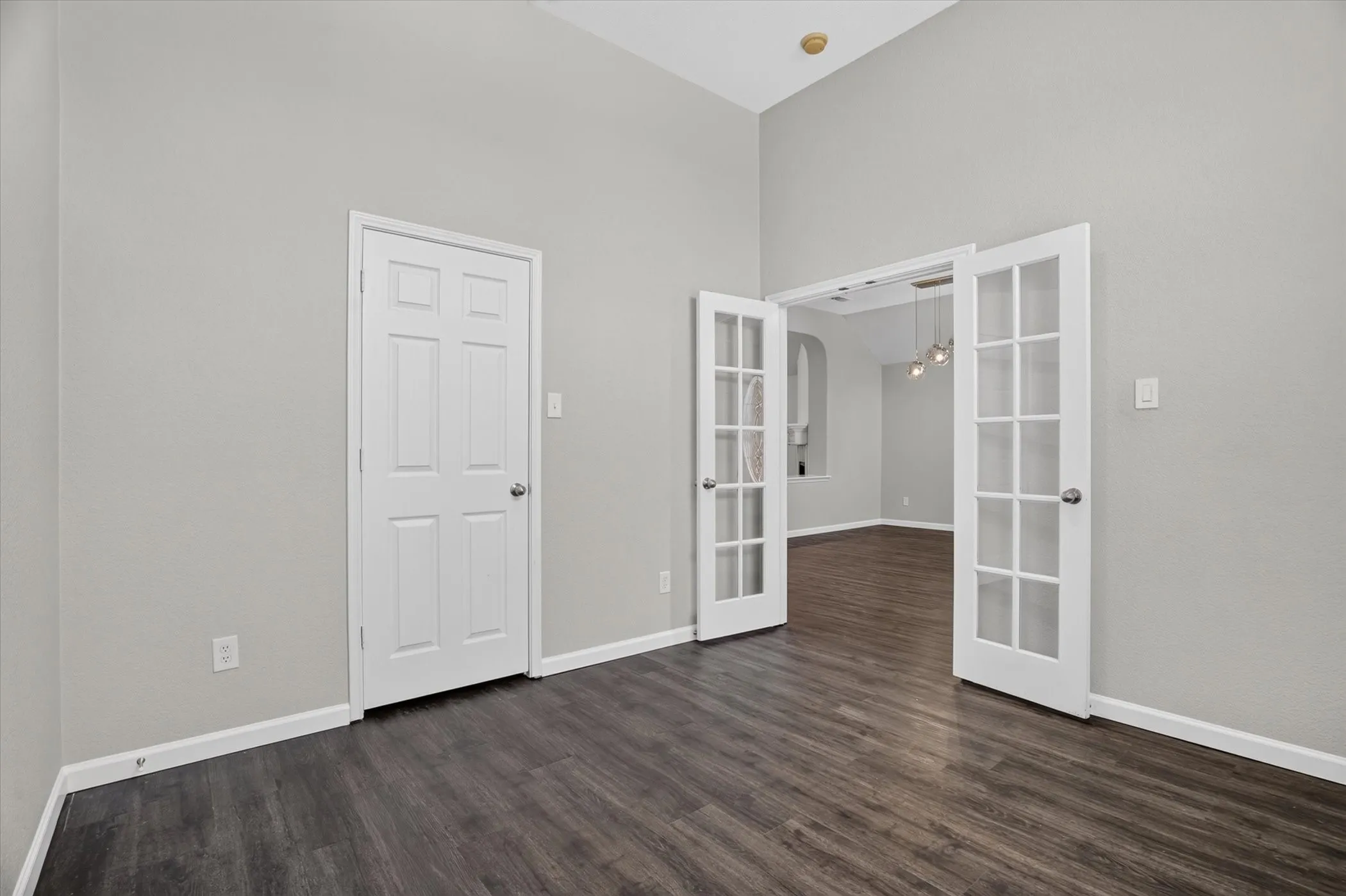 Single Family Residence For Sale in Tarrant County , 817 Peach Lane, Burleson, Texas 76028, 4 Bedroom, 2 Bathroom, 2 Garage spaces, 2,093 Sqft, built in 2009, mls#21348865, Real Estate Agent in Burleson, Homes For Sale in Tarrant county, Homes For Sale in Burleson, Realtor in Burleson Texas, Real Estate Brokerage Independent Realty Texas, Luminita Cordes Realtor