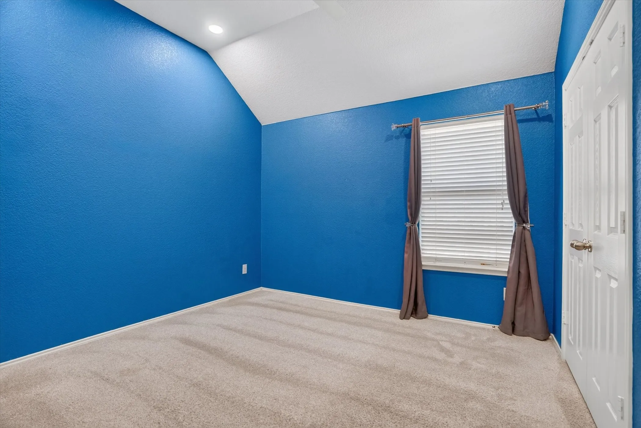 Single Family Residence For Sale in Tarrant County , 817 Peach Lane, Burleson, Texas 76028, 4 Bedroom, 2 Bathroom, 2 Garage spaces, 2,093 Sqft, built in 2009, mls#21348865, Real Estate Agent in Burleson, Homes For Sale in Tarrant county, Homes For Sale in Burleson, Realtor in Burleson Texas, Real Estate Brokerage Independent Realty Texas, Luminita Cordes Realtor
