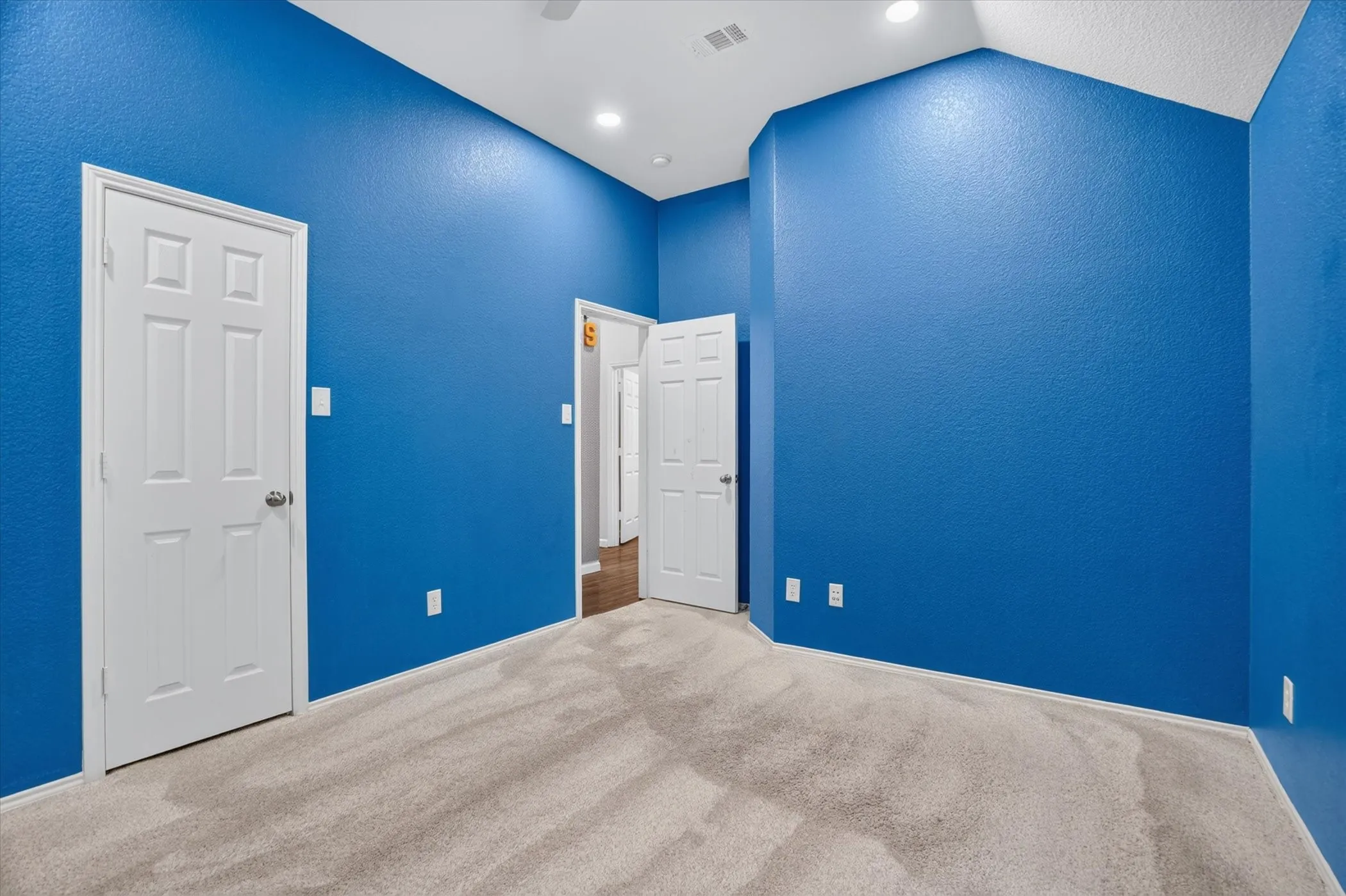 Vaulted ceiling with recessed lighting