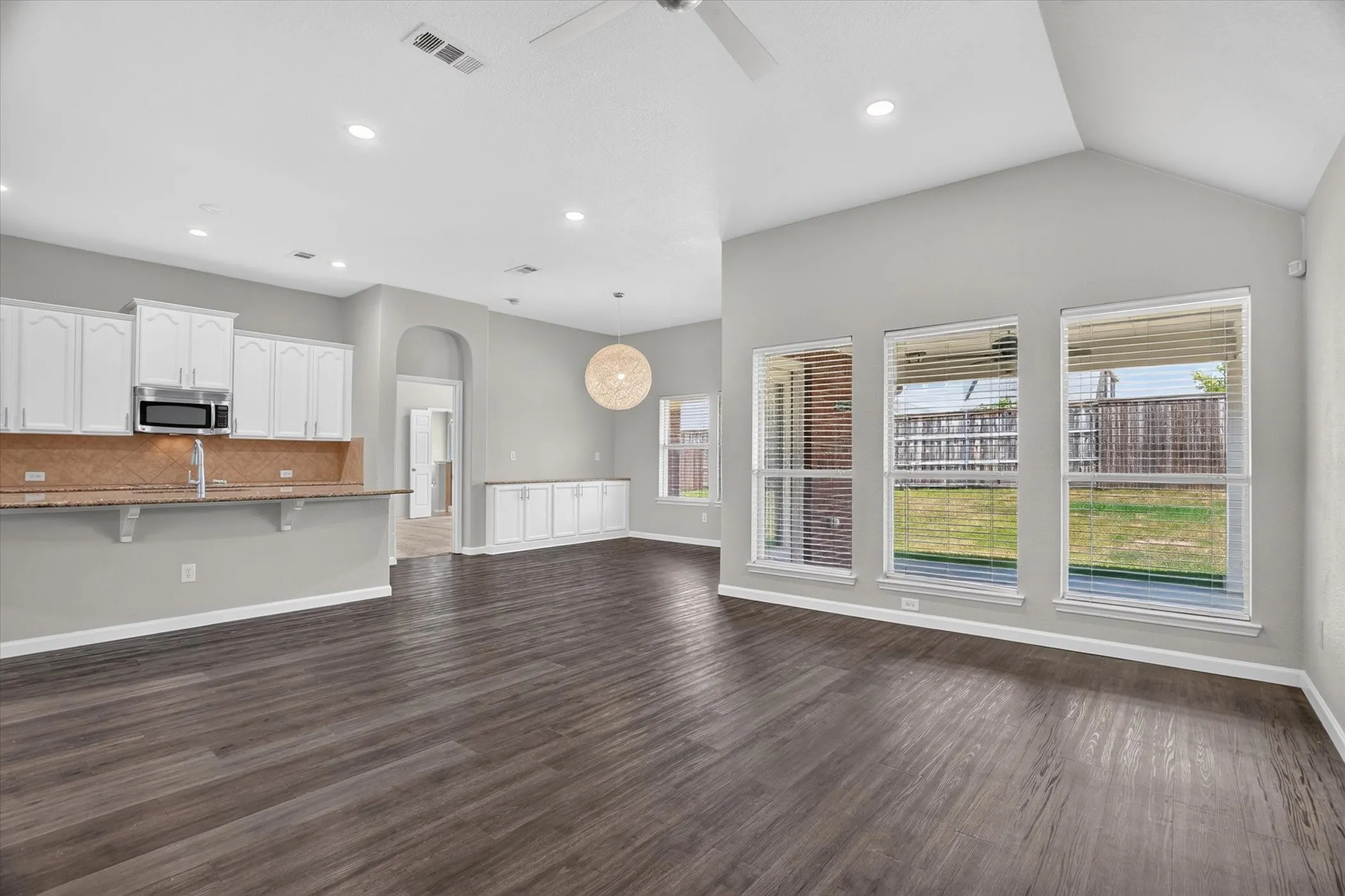 Single Family Residence For Sale in Tarrant County , 817 Peach Lane, Burleson, Texas 76028, 4 Bedroom, 2 Bathroom, 2 Garage spaces, 2,093 Sqft, built in 2009, mls#21348865, Real Estate Agent in Burleson, Homes For Sale in Tarrant county, Homes For Sale in Burleson, Realtor in Burleson Texas, Real Estate Brokerage Independent Realty Texas, Luminita Cordes Realtor