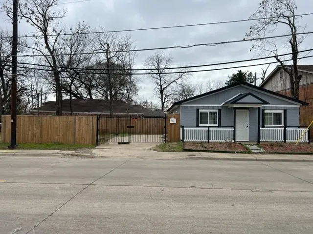 Single Family Residence For Sale in Dallas County , 2516 Metropolitan Avenue, Dallas, Texas 75215, 2 Bedroom, 1 Bathroom, Garage spaces, 825 Sqft, built in 1993, Price $240,000, mls#21352604, Real Estate Agent in Dallas, Homes For Sale in Dallas county, Homes For Sale in Dallas, Realtor in Dallas Texas, Real Estate Brokerage Independent Realty Texas, Luminita Cordes Realtor