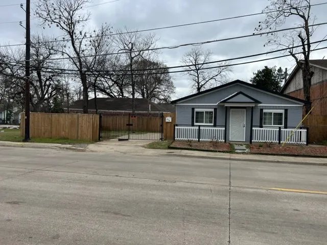 Single Family Residence For Sale in Dallas County , 2516 Metropolitan Avenue, Dallas, Texas 75215, 2 Bedroom, 1 Bathroom, Garage spaces, 825 Sqft, built in 1993, Price $240,000, mls#21352604, Real Estate Agent in Dallas, Homes For Sale in Dallas county, Homes For Sale in Dallas, Realtor in Dallas Texas, Real Estate Brokerage Independent Realty Texas, Luminita Cordes Realtor