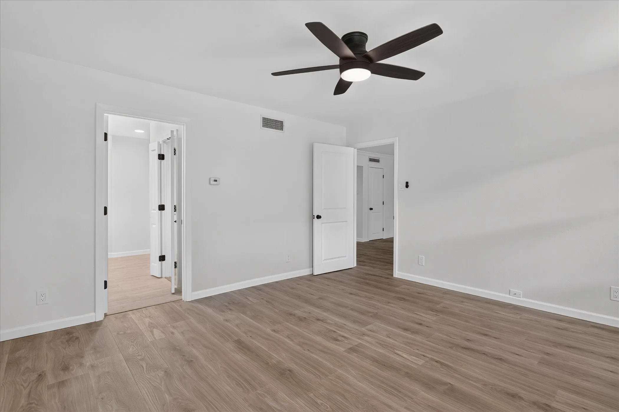 Condominium For Sale in Dallas County , 6020 E University Boulevard 117, Dallas, Texas 75206, 2 Bedroom, 2 Bathroom, Garage spaces, 1,359 Sqft, built in 1963, mls#21352613, Real Estate Agent in Dallas, Homes For Sale in Dallas county, Homes For Sale in Dallas, Realtor in Dallas Texas, Real Estate Brokerage Independent Realty Texas, Luminita Cordes Realtor