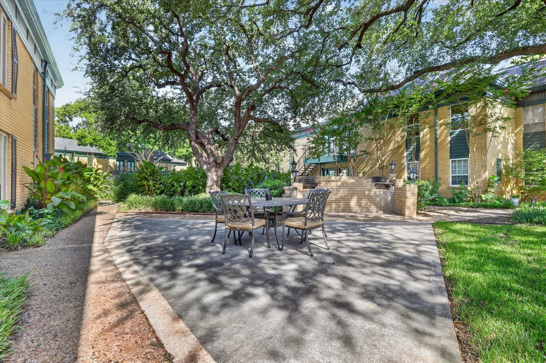 Condominium For Sale in Dallas County , 6020 E University Boulevard 117, Dallas, Texas 75206, 2 Bedroom, 2 Bathroom, Garage spaces, 1,359 Sqft, built in 1963, mls#21352613, Real Estate Agent in Dallas, Homes For Sale in Dallas county, Homes For Sale in Dallas, Realtor in Dallas Texas, Real Estate Brokerage Independent Realty Texas, Luminita Cordes Realtor