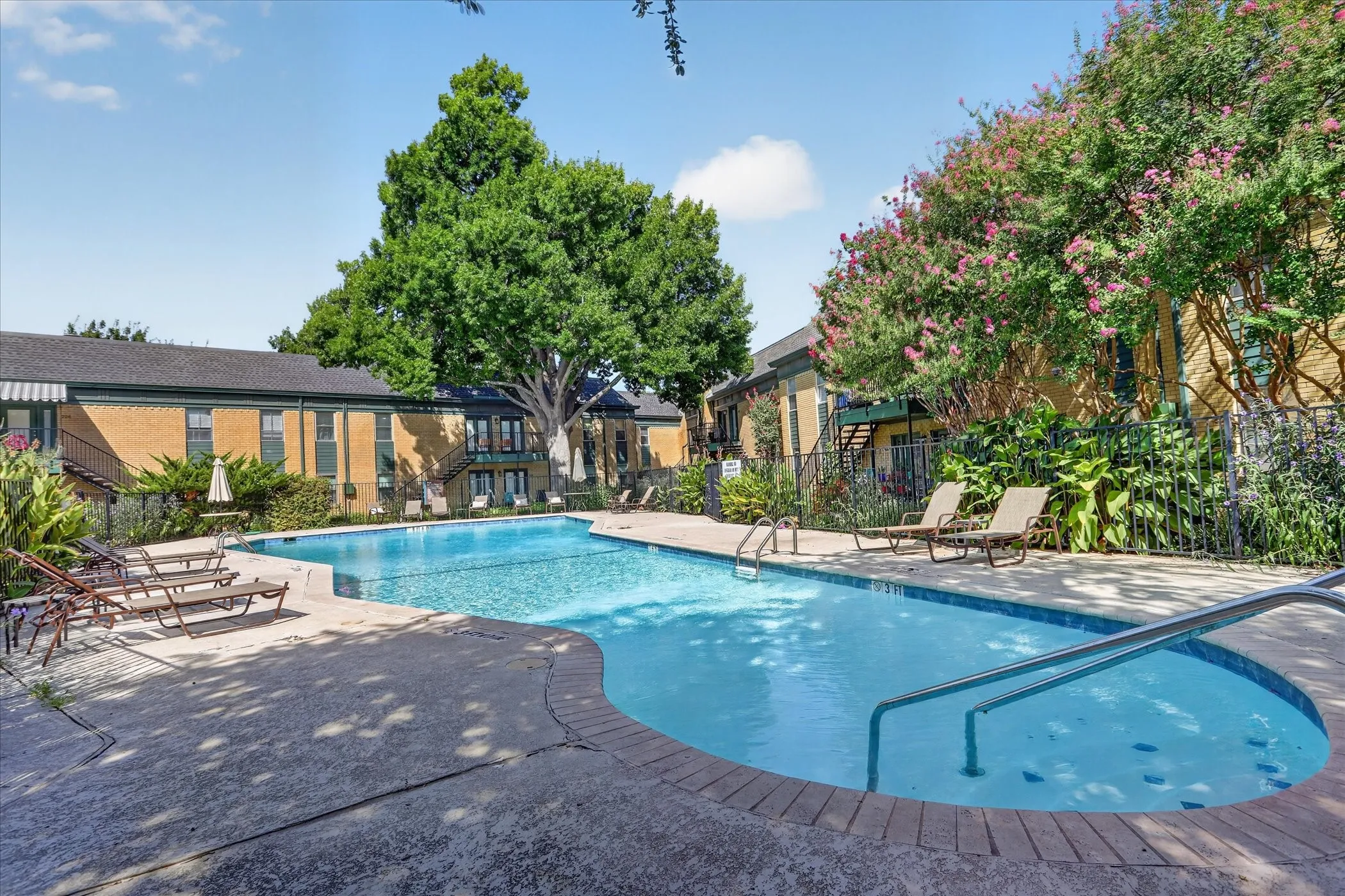 Condominium For Sale in Dallas County , 6020 E University Boulevard 117, Dallas, Texas 75206, 2 Bedroom, 2 Bathroom, Garage spaces, 1,359 Sqft, built in 1963, mls#21352613, Real Estate Agent in Dallas, Homes For Sale in Dallas county, Homes For Sale in Dallas, Realtor in Dallas Texas, Real Estate Brokerage Independent Realty Texas, Luminita Cordes Realtor