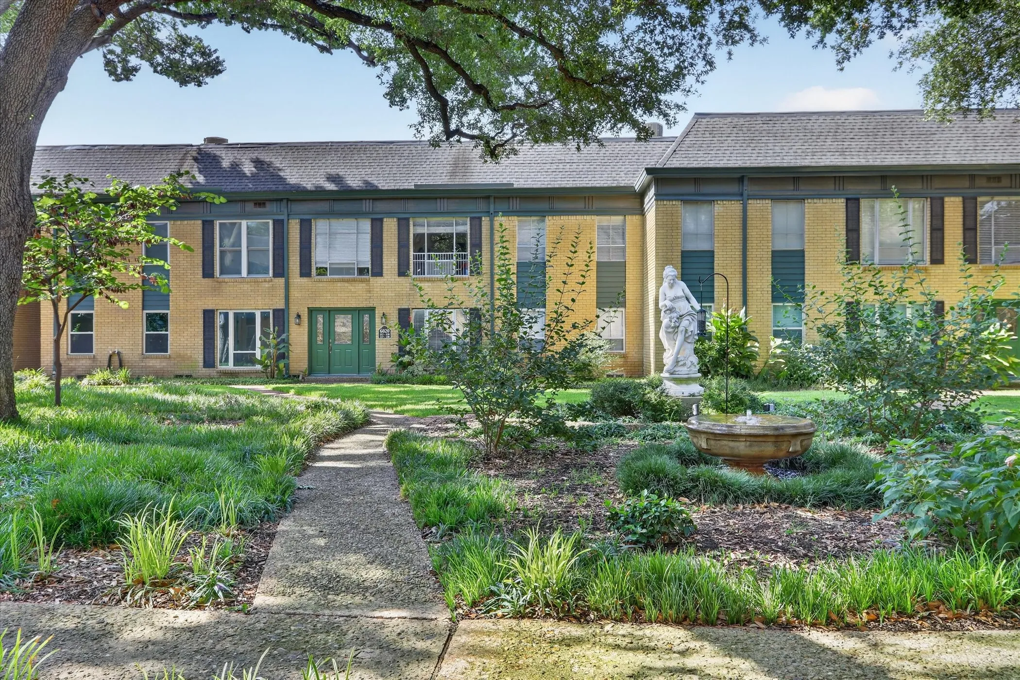 Condominium For Sale in Dallas County , 6020 E University Boulevard 117, Dallas, Texas 75206, 2 Bedroom, 2 Bathroom, Garage spaces, 1,359 Sqft, built in 1963, mls#21352613, Real Estate Agent in Dallas, Homes For Sale in Dallas county, Homes For Sale in Dallas, Realtor in Dallas Texas, Real Estate Brokerage Independent Realty Texas, Luminita Cordes Realtor