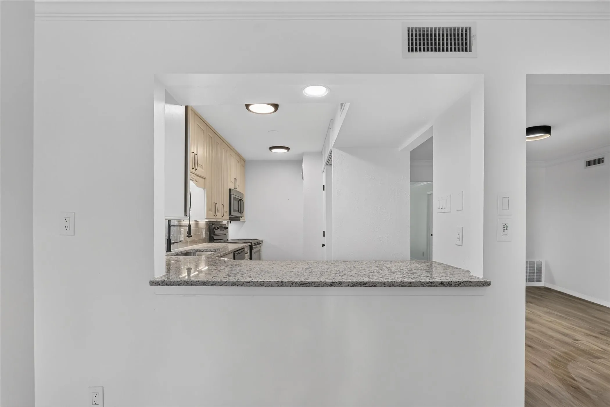 Condominium For Sale in Dallas County , 6020 E University Boulevard 117, Dallas, Texas 75206, 2 Bedroom, 2 Bathroom, Garage spaces, 1,359 Sqft, built in 1963, mls#21352613, Real Estate Agent in Dallas, Homes For Sale in Dallas county, Homes For Sale in Dallas, Realtor in Dallas Texas, Real Estate Brokerage Independent Realty Texas, Luminita Cordes Realtor