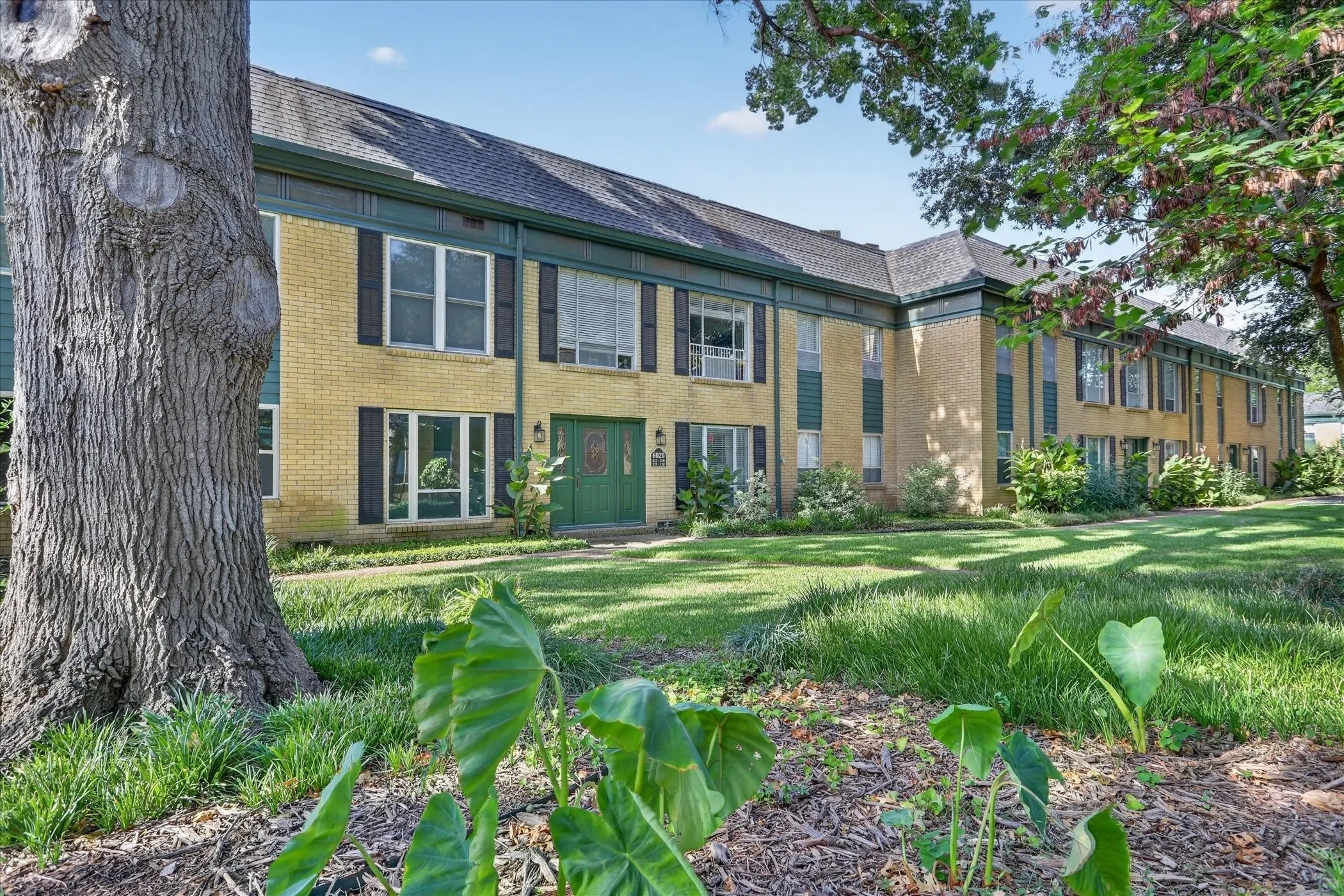 Condominium For Sale in Dallas County , 6020 E University Boulevard 117, Dallas, Texas 75206, 2 Bedroom, 2 Bathroom, Garage spaces, 1,359 Sqft, built in 1963, mls#21352613, Real Estate Agent in Dallas, Homes For Sale in Dallas county, Homes For Sale in Dallas, Realtor in Dallas Texas, Real Estate Brokerage Independent Realty Texas, Luminita Cordes Realtor