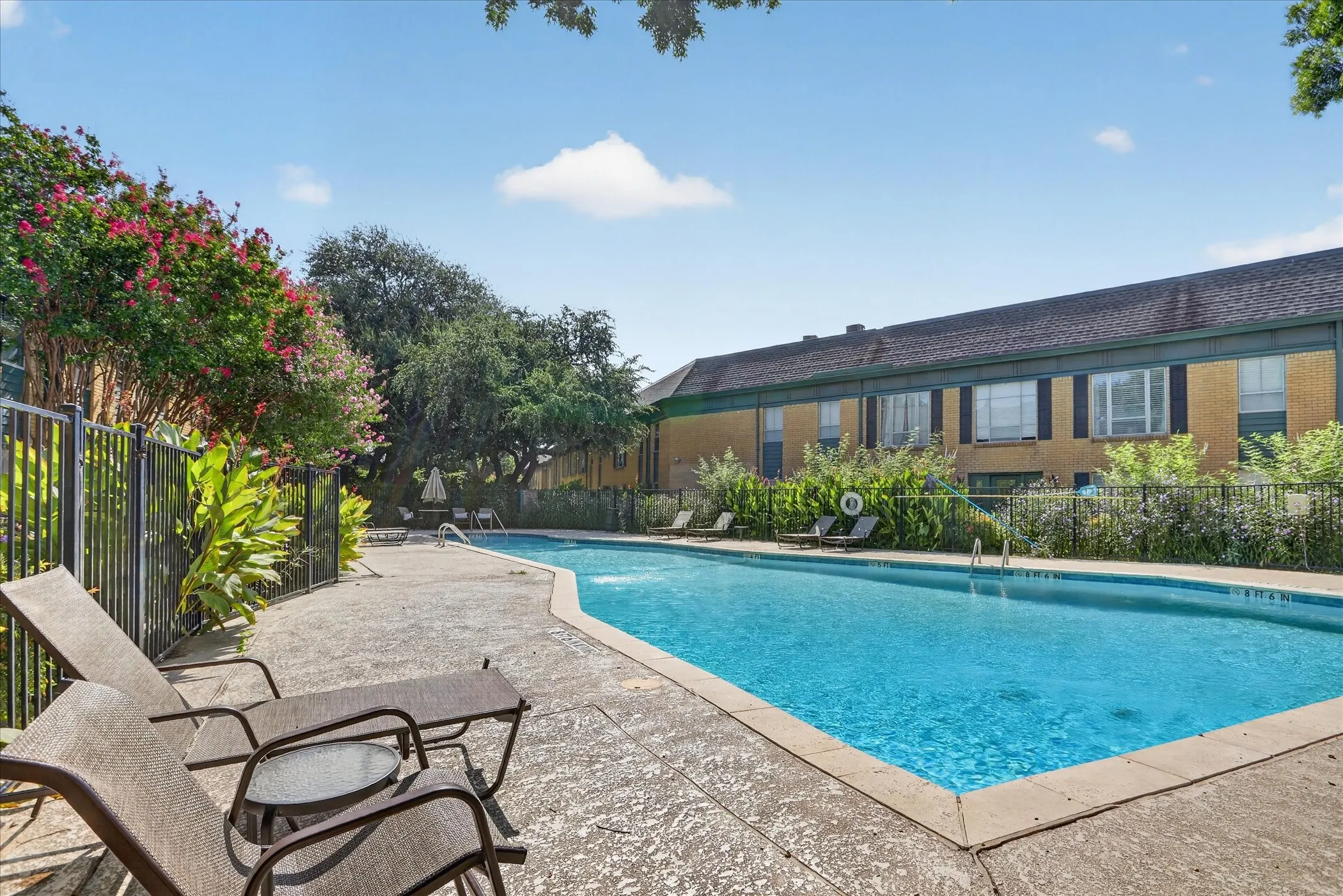 Condominium For Sale in Dallas County , 6020 E University Boulevard 117, Dallas, Texas 75206, 2 Bedroom, 2 Bathroom, Garage spaces, 1,359 Sqft, built in 1963, mls#21352613, Real Estate Agent in Dallas, Homes For Sale in Dallas county, Homes For Sale in Dallas, Realtor in Dallas Texas, Real Estate Brokerage Independent Realty Texas, Luminita Cordes Realtor
