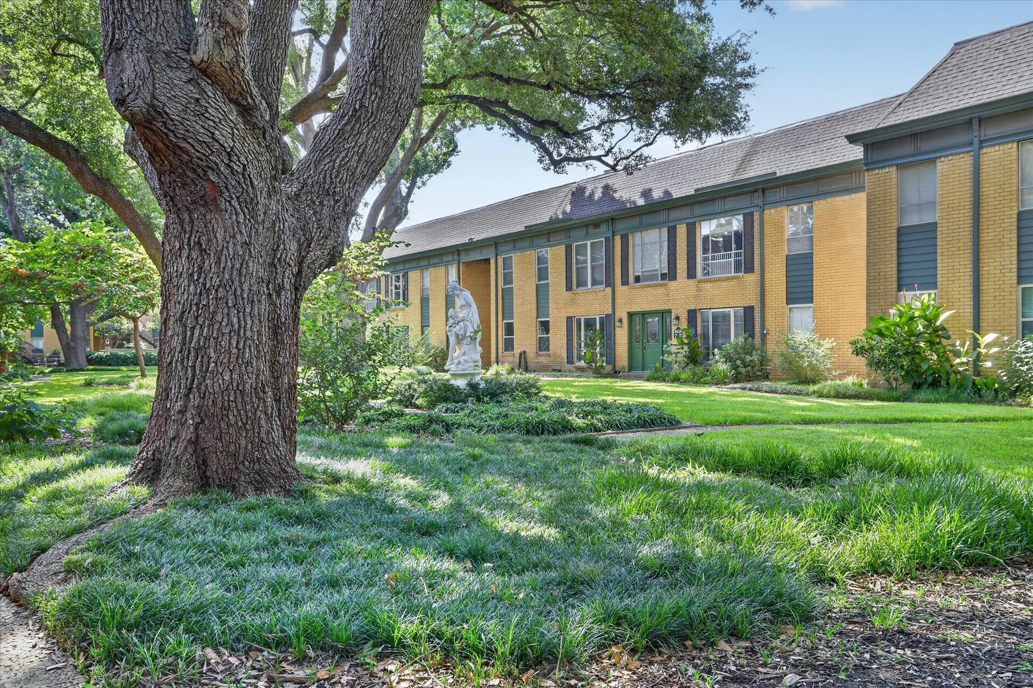 Condominium For Sale in Dallas County , 6020 E University Boulevard 117, Dallas, Texas 75206, 2 Bedroom, 2 Bathroom, Garage spaces, 1,359 Sqft, built in 1963, mls#21352613, Real Estate Agent in Dallas, Homes For Sale in Dallas county, Homes For Sale in Dallas, Realtor in Dallas Texas, Real Estate Brokerage Independent Realty Texas, Luminita Cordes Realtor