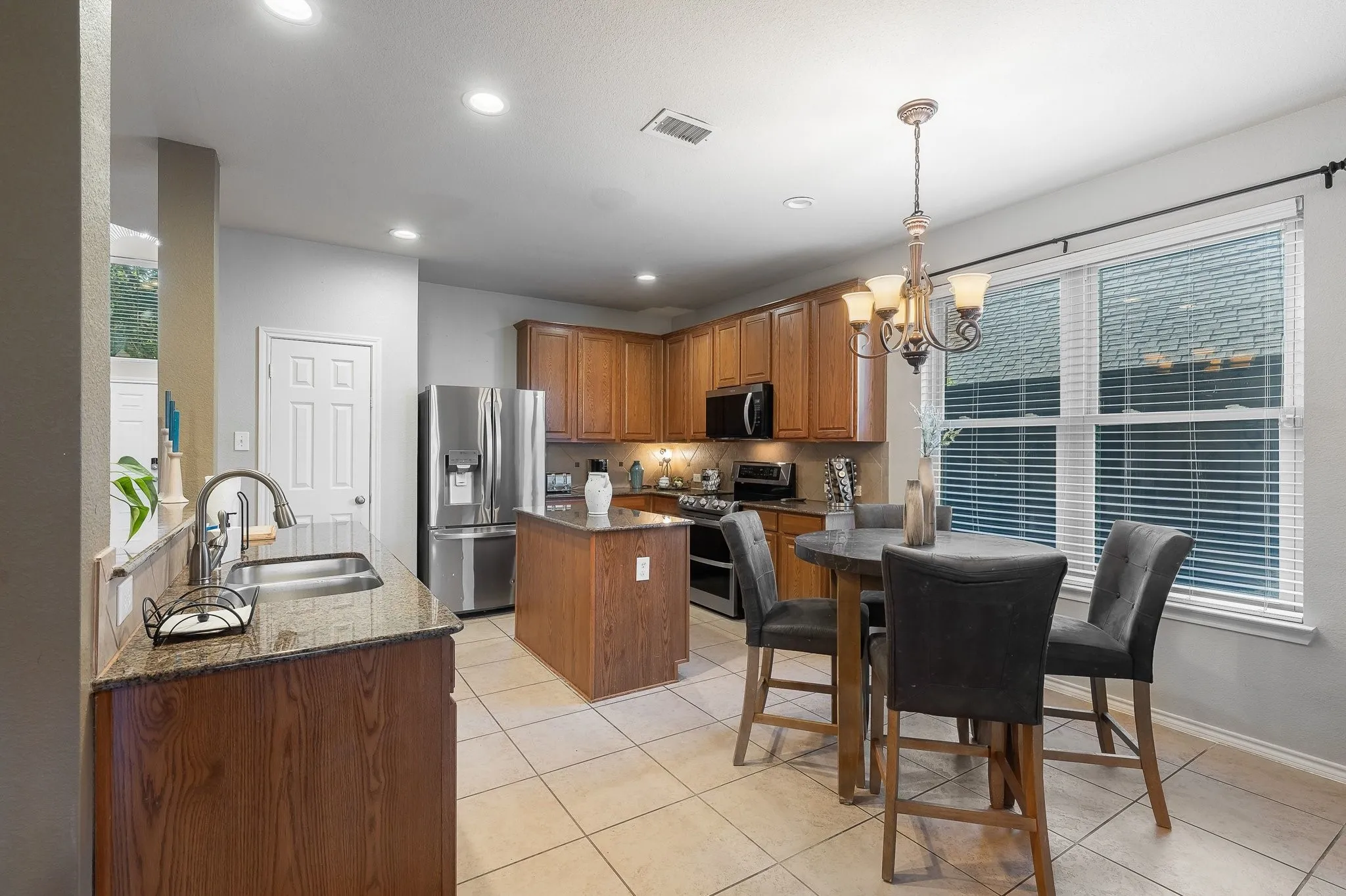 With Nook, Island & Breakfast Bar