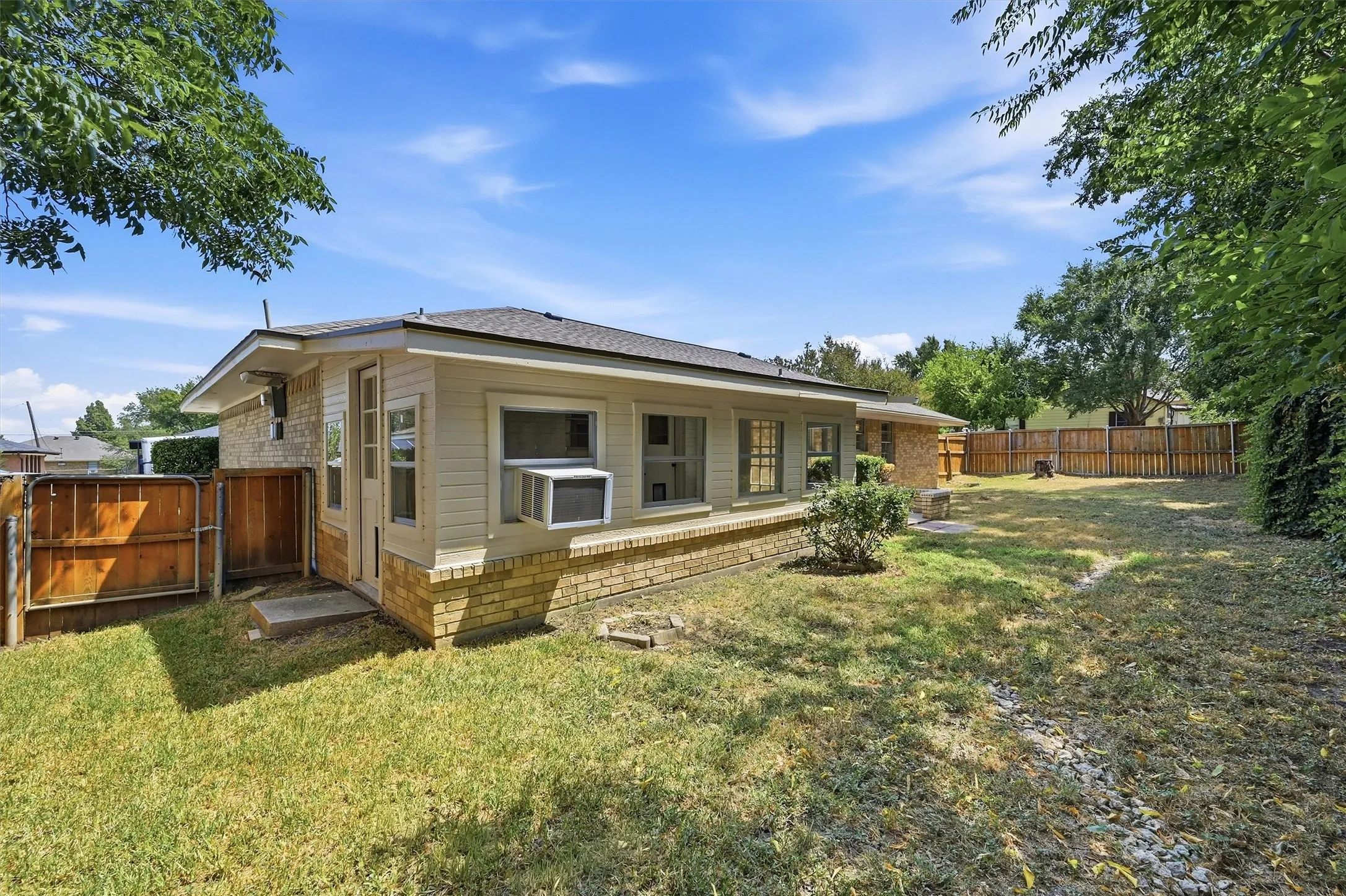 Single Family Residence For Sale in Collin County , 108 E 5th Street, Prosper, Texas 75078, 3 Bedroom, 2 Bathroom, 1 Garage spaces, 1,403 Sqft, built in 1976, mls#21348605, Real Estate Agent in Prosper, Homes For Sale in Collin county, Homes For Sale in Prosper, Realtor in Prosper Texas, Real Estate Brokerage Independent Realty Texas, Luminita Cordes Realtor
