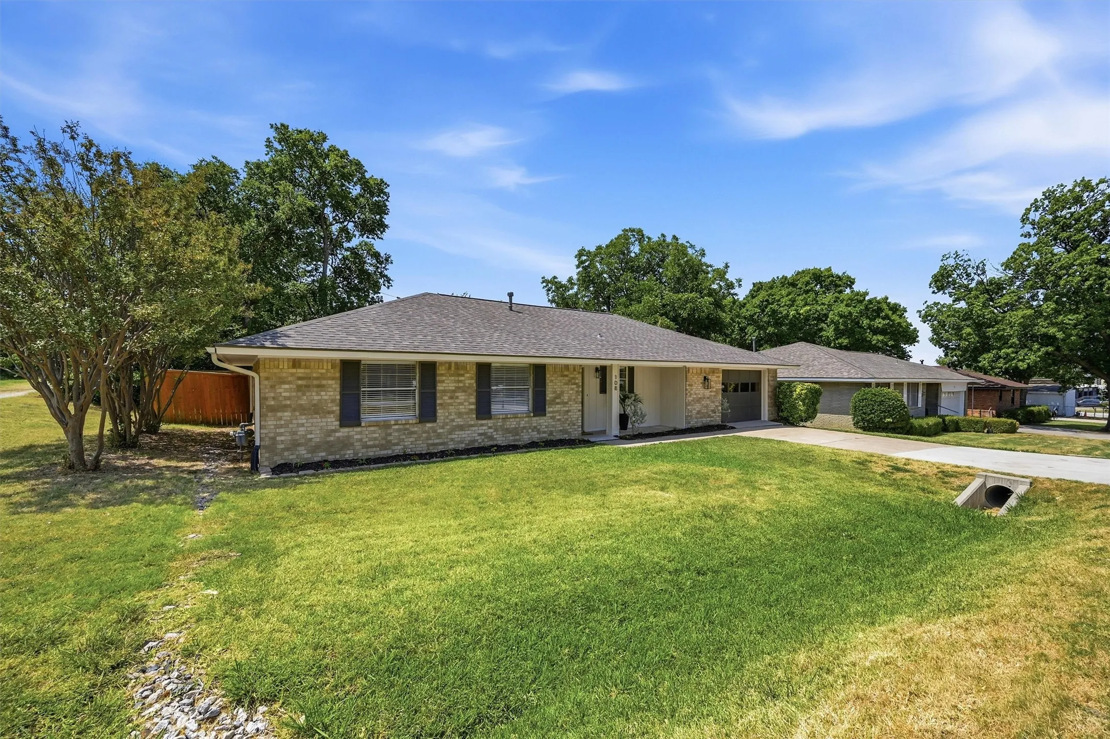 Single Family Residence For Sale in Collin County , 108 E 5th Street, Prosper, Texas 75078, 3 Bedroom, 2 Bathroom, 1 Garage spaces, 1,403 Sqft, built in 1976, mls#21348605, Real Estate Agent in Prosper, Homes For Sale in Collin county, Homes For Sale in Prosper, Realtor in Prosper Texas, Real Estate Brokerage Independent Realty Texas, Luminita Cordes Realtor
