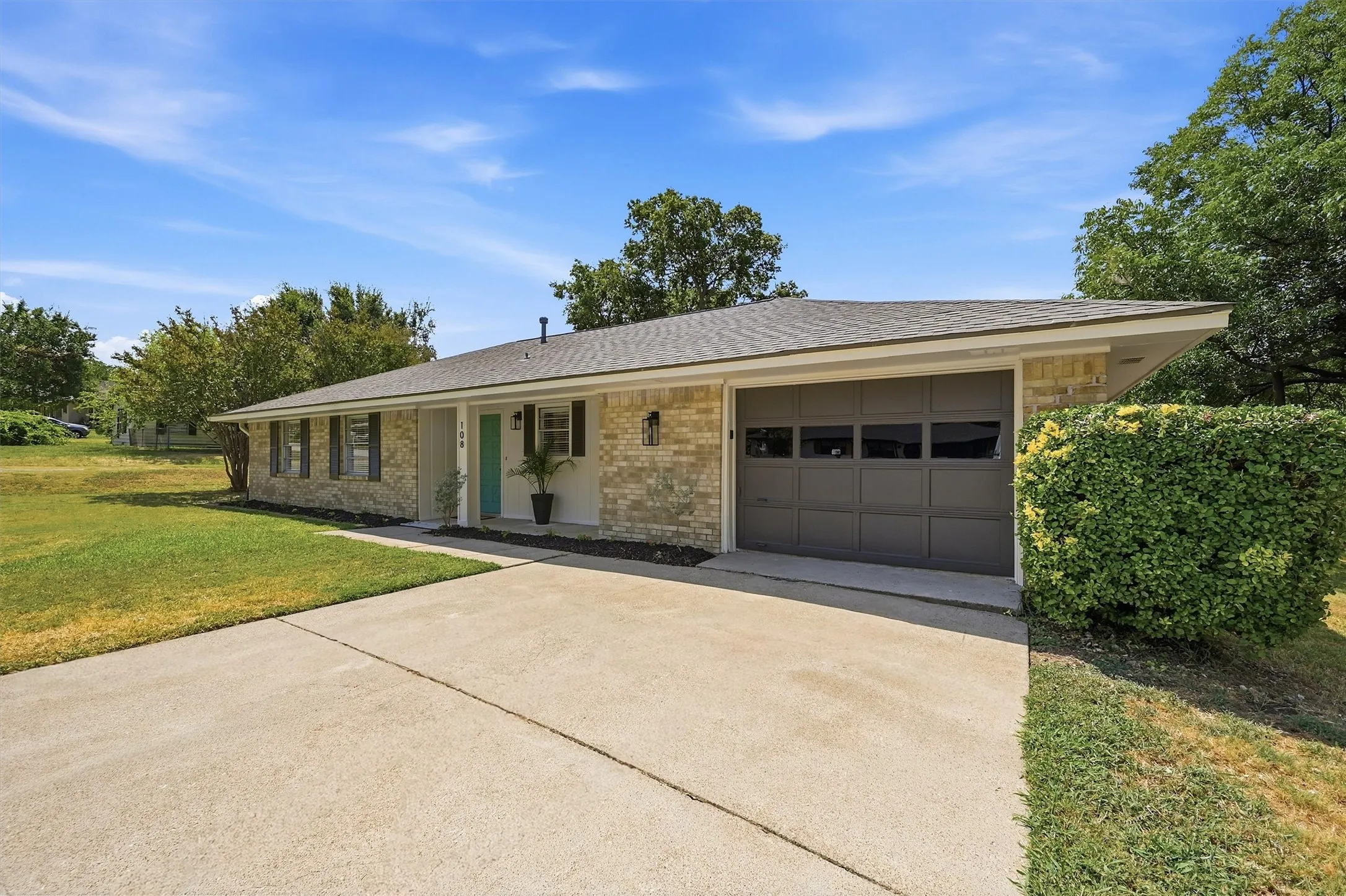Single Family Residence For Sale in Collin County , 108 E 5th Street, Prosper, Texas 75078, 3 Bedroom, 2 Bathroom, 1 Garage spaces, 1,403 Sqft, built in 1976, mls#21348605, Real Estate Agent in Prosper, Homes For Sale in Collin county, Homes For Sale in Prosper, Realtor in Prosper Texas, Real Estate Brokerage Independent Realty Texas, Luminita Cordes Realtor