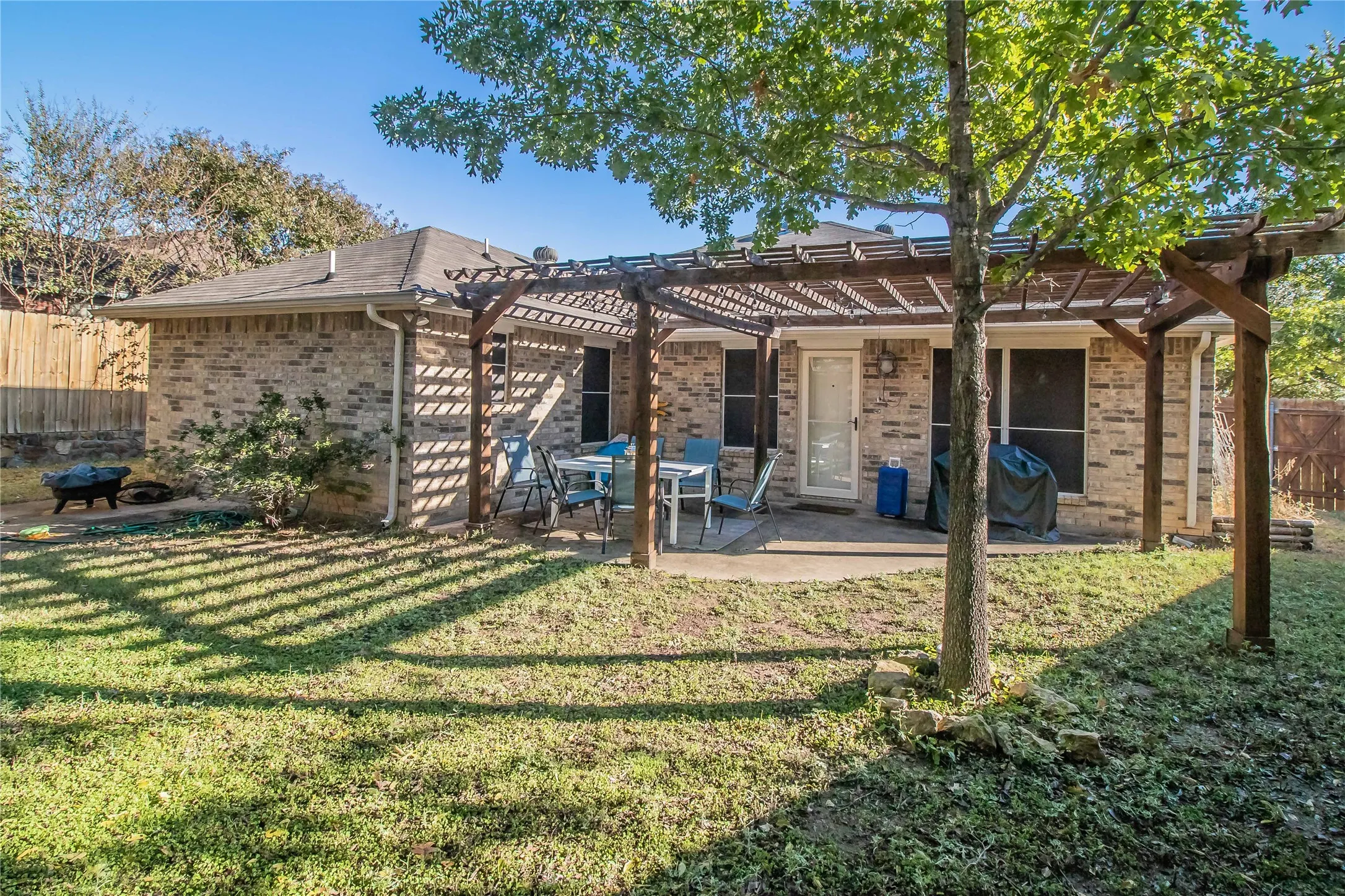 Single Family Residence For Rent in Parker County , 436 Hillside Drive, Aledo, Texas 76008, 3 Bedroom, 2 Bathroom, 2 Garage spaces, 1,539 Sqft, built in 1998, mls#21352542, Real Estate Agent in Aledo, Homes For Rent in Parker county, Homes For Rent in Aledo, Realtor in Aledo Texas, Real Estate Brokerage Independent Realty Texas, Luminita Cordes Realtor