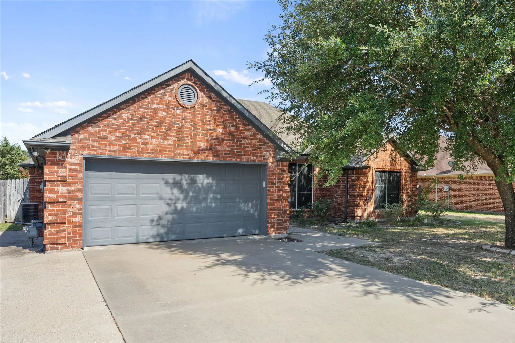 Single Family Residence For Sale in Hunt County , 6905 Drew Court, Greenville, Texas 75402, 4 Bedroom, 2 Bathroom, 2 Garage spaces, 2,104 Sqft, built in 2004, mls#21344985, Real Estate Agent in Greenville, Homes For Sale in Hunt county, Homes For Sale in Greenville, Realtor in Greenville Texas, Real Estate Brokerage Independent Realty Texas, Luminita Cordes Realtor