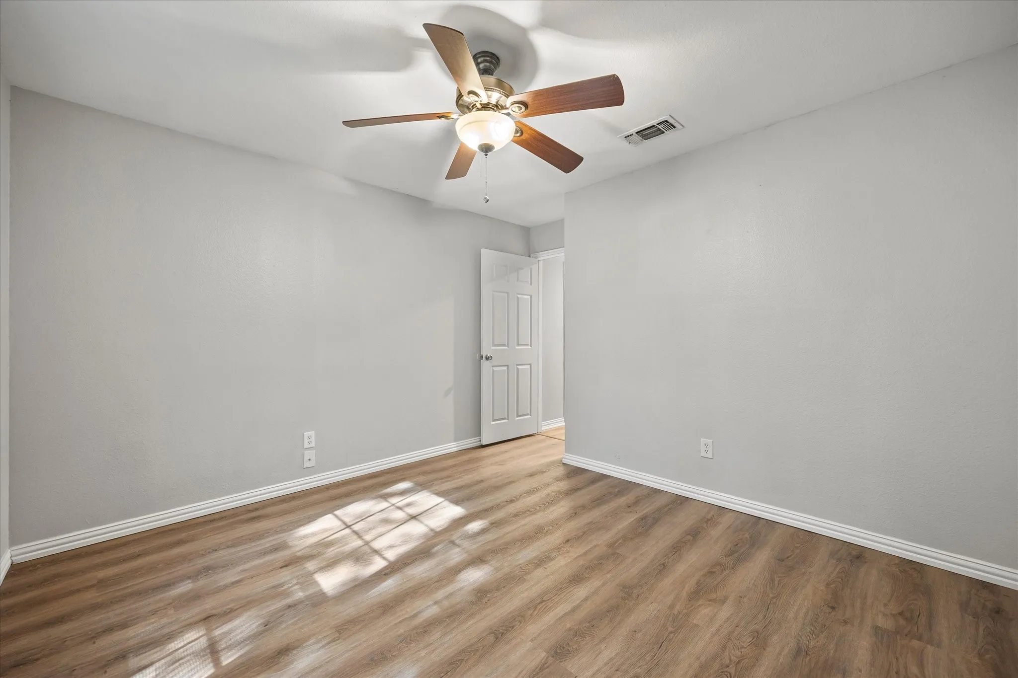 Single Family Residence For Sale in Hunt County , 6905 Drew Court, Greenville, Texas 75402, 4 Bedroom, 2 Bathroom, 2 Garage spaces, 2,104 Sqft, built in 2004, mls#21344985, Real Estate Agent in Greenville, Homes For Sale in Hunt county, Homes For Sale in Greenville, Realtor in Greenville Texas, Real Estate Brokerage Independent Realty Texas, Luminita Cordes Realtor