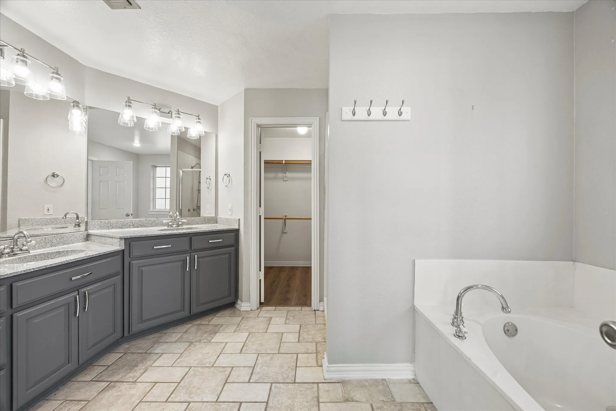 Single Family Residence For Sale in Hunt County , 6905 Drew Court, Greenville, Texas 75402, 4 Bedroom, 2 Bathroom, 2 Garage spaces, 2,104 Sqft, built in 2004, mls#21344985, Real Estate Agent in Greenville, Homes For Sale in Hunt county, Homes For Sale in Greenville, Realtor in Greenville Texas, Real Estate Brokerage Independent Realty Texas, Luminita Cordes Realtor