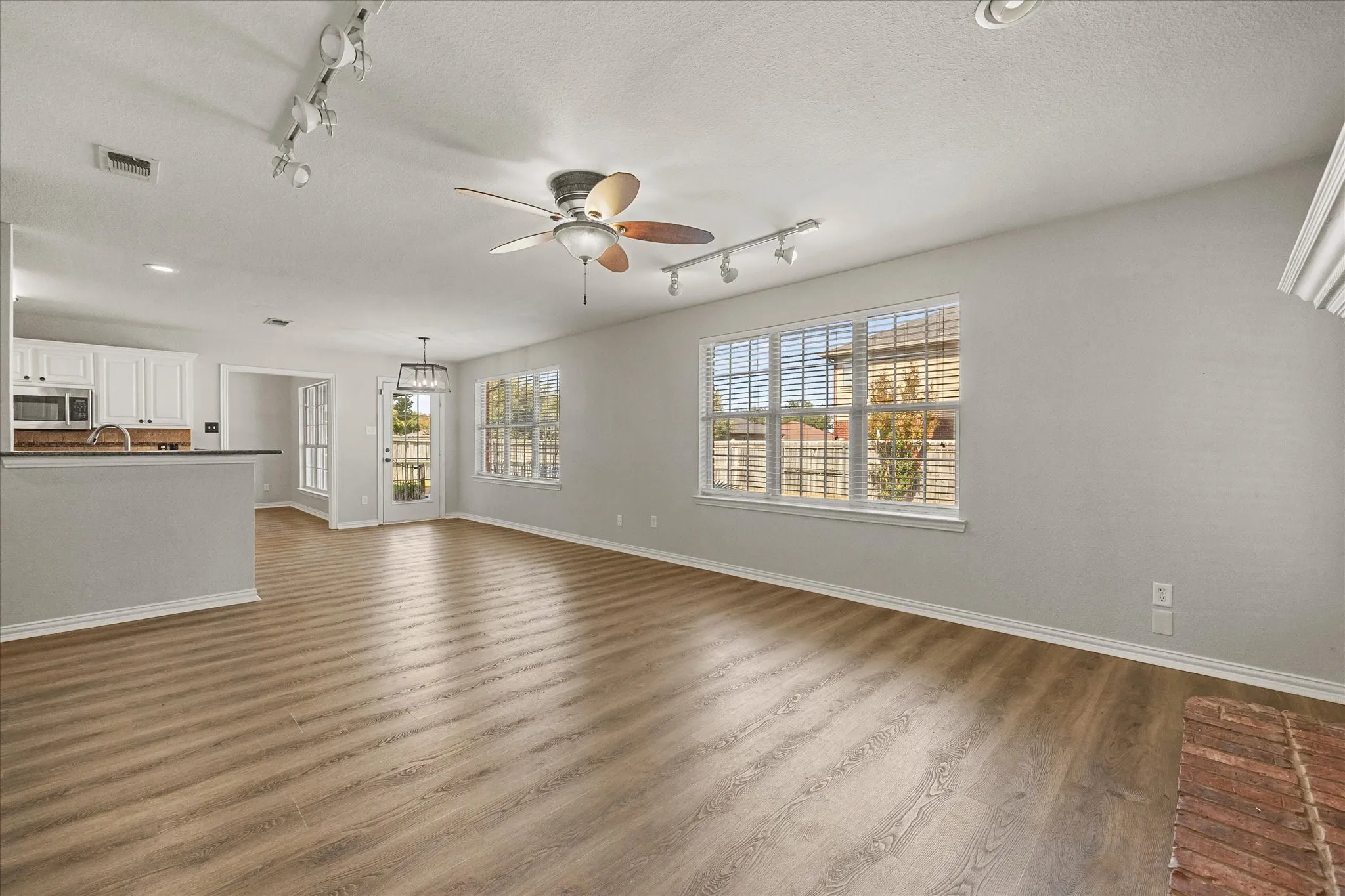 Single Family Residence For Sale in Hunt County , 6905 Drew Court, Greenville, Texas 75402, 4 Bedroom, 2 Bathroom, 2 Garage spaces, 2,104 Sqft, built in 2004, mls#21344985, Real Estate Agent in Greenville, Homes For Sale in Hunt county, Homes For Sale in Greenville, Realtor in Greenville Texas, Real Estate Brokerage Independent Realty Texas, Luminita Cordes Realtor