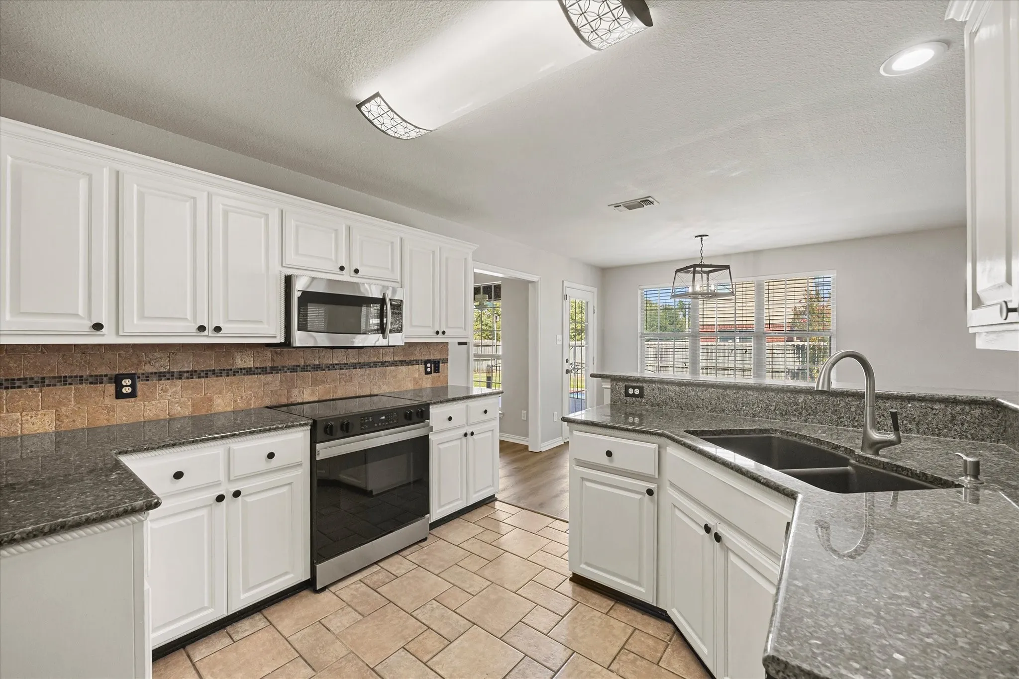 Single Family Residence For Sale in Hunt County , 6905 Drew Court, Greenville, Texas 75402, 4 Bedroom, 2 Bathroom, 2 Garage spaces, 2,104 Sqft, built in 2004, mls#21344985, Real Estate Agent in Greenville, Homes For Sale in Hunt county, Homes For Sale in Greenville, Realtor in Greenville Texas, Real Estate Brokerage Independent Realty Texas, Luminita Cordes Realtor