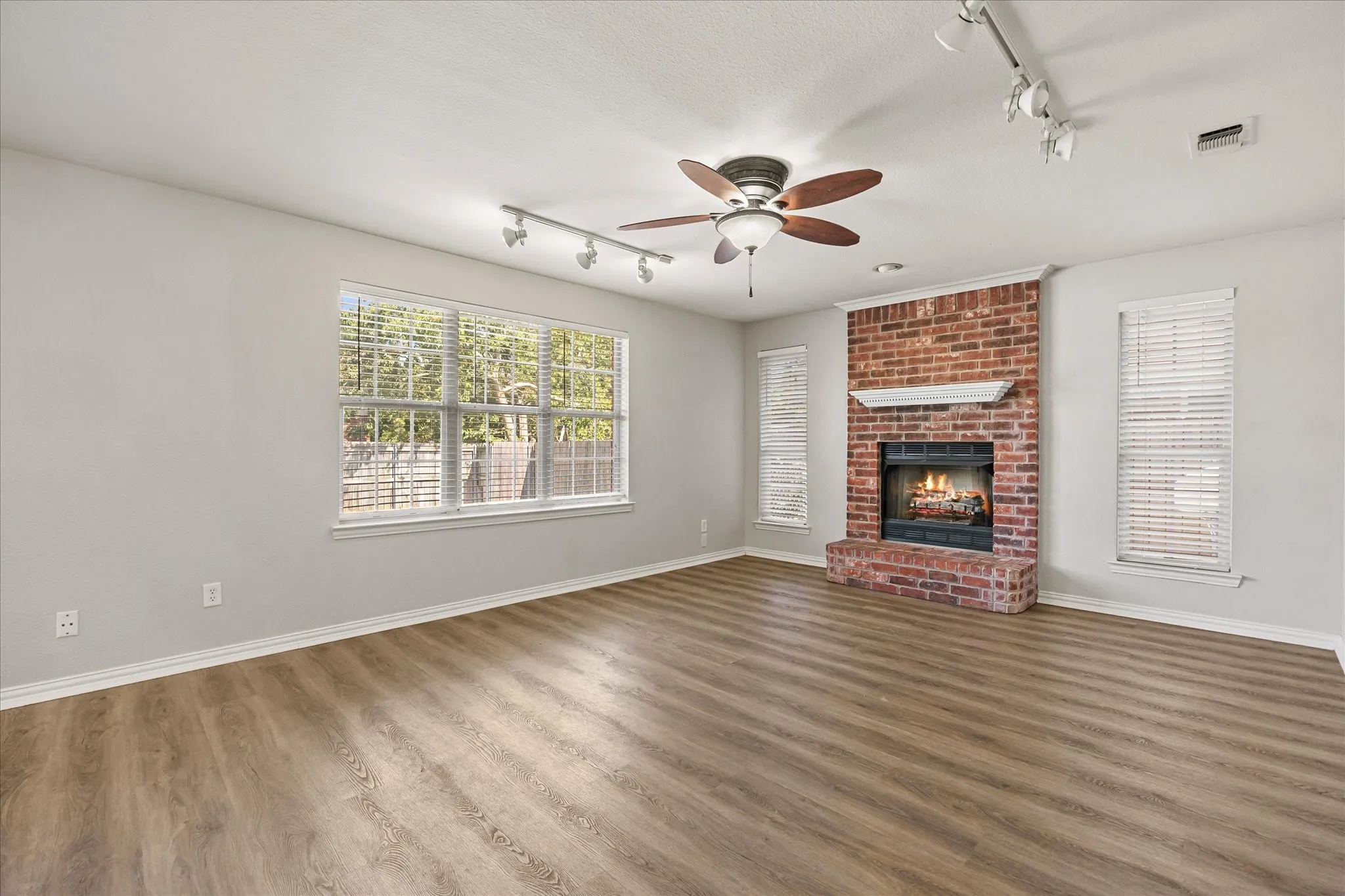 Single Family Residence For Sale in Hunt County , 6905 Drew Court, Greenville, Texas 75402, 4 Bedroom, 2 Bathroom, 2 Garage spaces, 2,104 Sqft, built in 2004, mls#21344985, Real Estate Agent in Greenville, Homes For Sale in Hunt county, Homes For Sale in Greenville, Realtor in Greenville Texas, Real Estate Brokerage Independent Realty Texas, Luminita Cordes Realtor