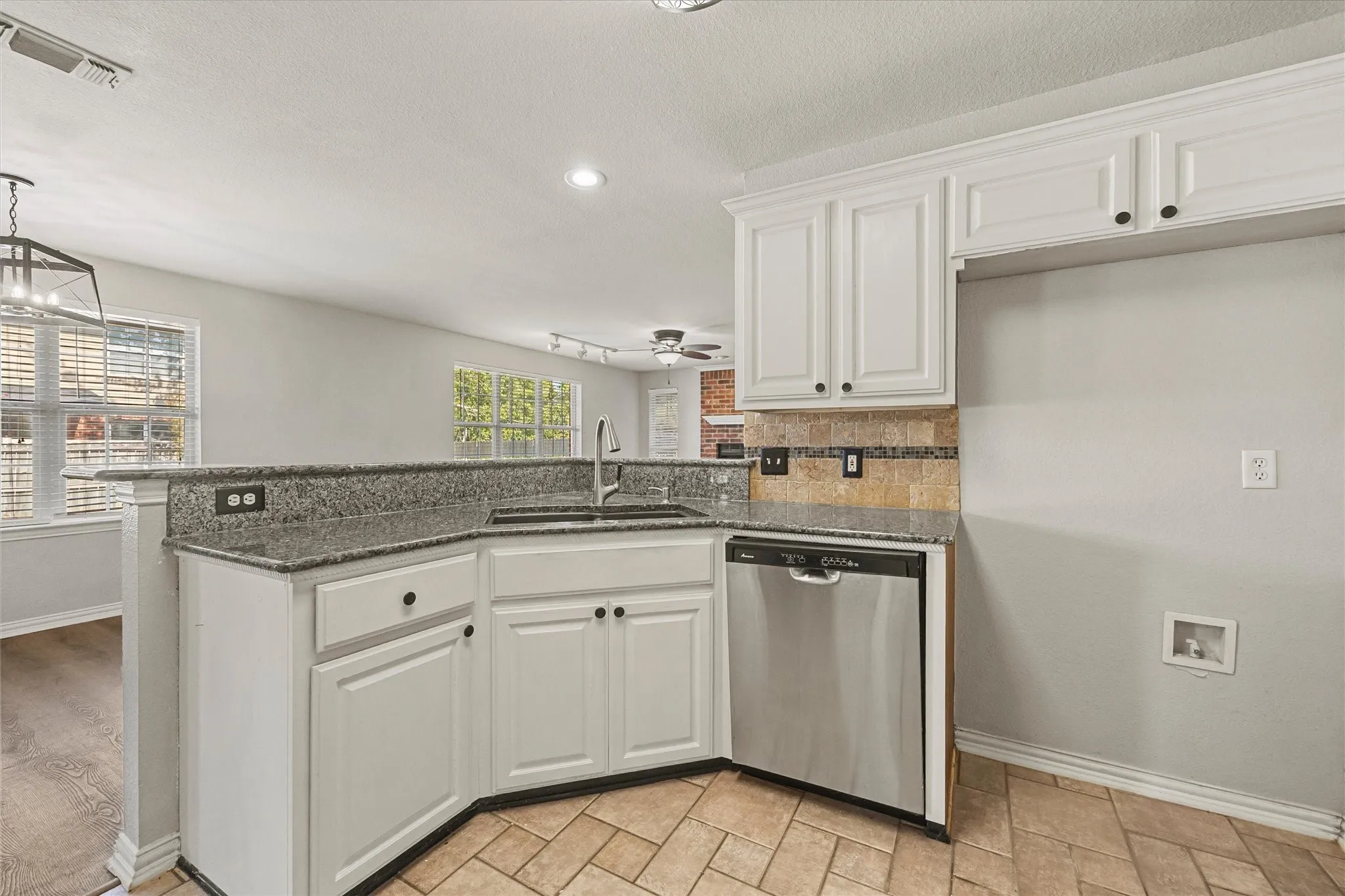 Single Family Residence For Sale in Hunt County , 6905 Drew Court, Greenville, Texas 75402, 4 Bedroom, 2 Bathroom, 2 Garage spaces, 2,104 Sqft, built in 2004, mls#21344985, Real Estate Agent in Greenville, Homes For Sale in Hunt county, Homes For Sale in Greenville, Realtor in Greenville Texas, Real Estate Brokerage Independent Realty Texas, Luminita Cordes Realtor