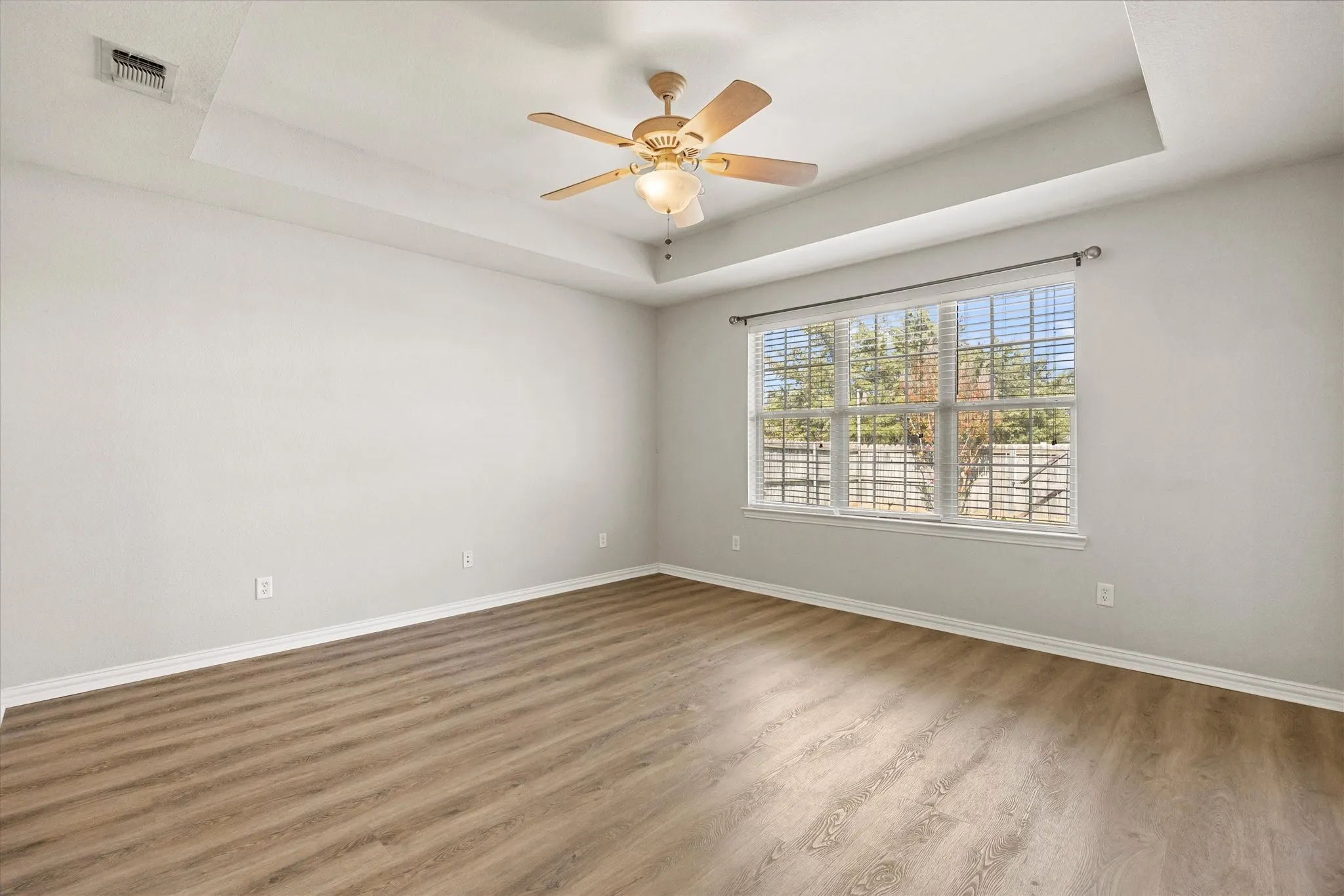Single Family Residence For Sale in Hunt County , 6905 Drew Court, Greenville, Texas 75402, 4 Bedroom, 2 Bathroom, 2 Garage spaces, 2,104 Sqft, built in 2004, mls#21344985, Real Estate Agent in Greenville, Homes For Sale in Hunt county, Homes For Sale in Greenville, Realtor in Greenville Texas, Real Estate Brokerage Independent Realty Texas, Luminita Cordes Realtor
