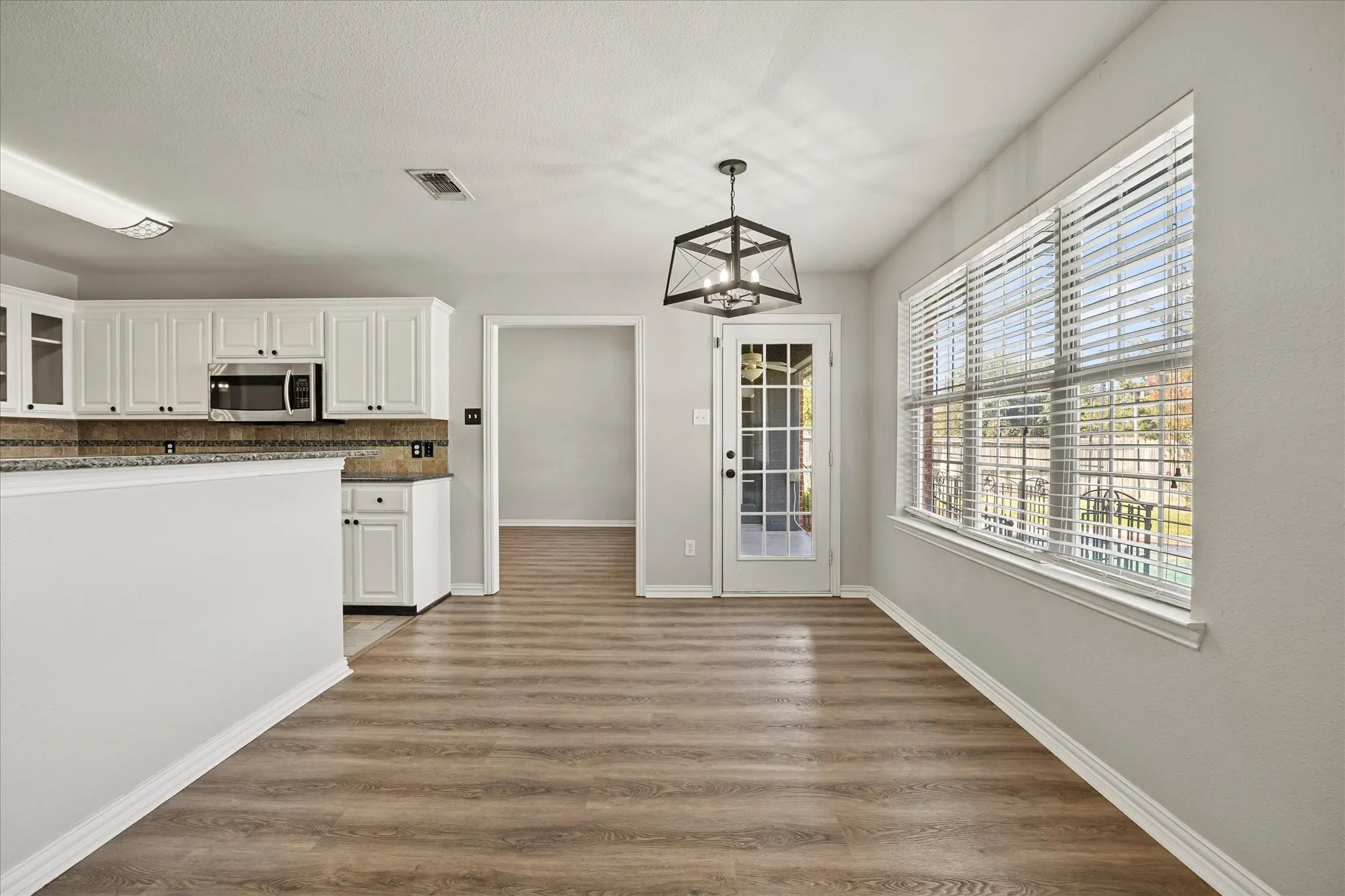 Single Family Residence For Sale in Hunt County , 6905 Drew Court, Greenville, Texas 75402, 4 Bedroom, 2 Bathroom, 2 Garage spaces, 2,104 Sqft, built in 2004, mls#21344985, Real Estate Agent in Greenville, Homes For Sale in Hunt county, Homes For Sale in Greenville, Realtor in Greenville Texas, Real Estate Brokerage Independent Realty Texas, Luminita Cordes Realtor