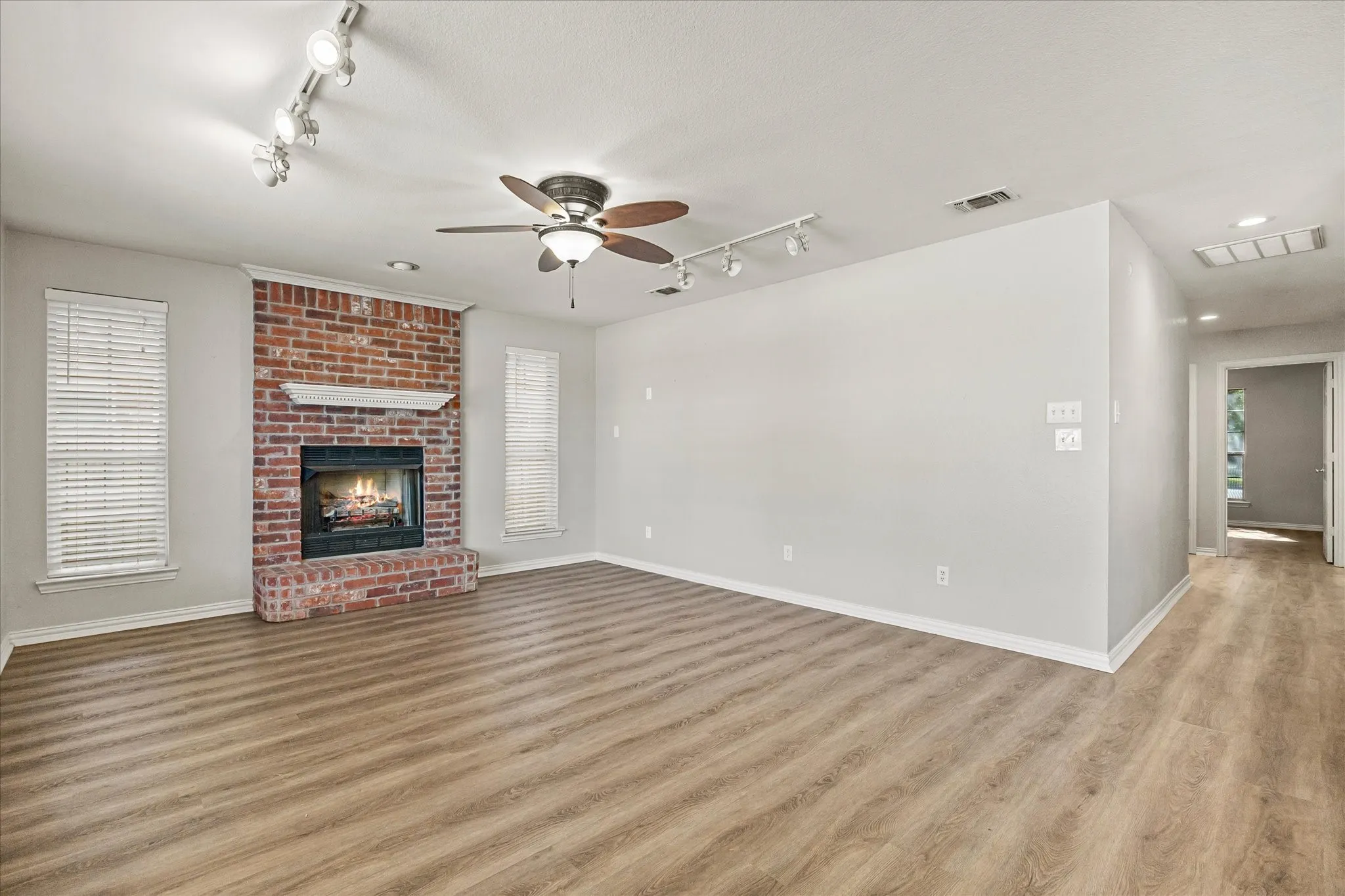 Single Family Residence For Sale in Hunt County , 6905 Drew Court, Greenville, Texas 75402, 4 Bedroom, 2 Bathroom, 2 Garage spaces, 2,104 Sqft, built in 2004, mls#21344985, Real Estate Agent in Greenville, Homes For Sale in Hunt county, Homes For Sale in Greenville, Realtor in Greenville Texas, Real Estate Brokerage Independent Realty Texas, Luminita Cordes Realtor