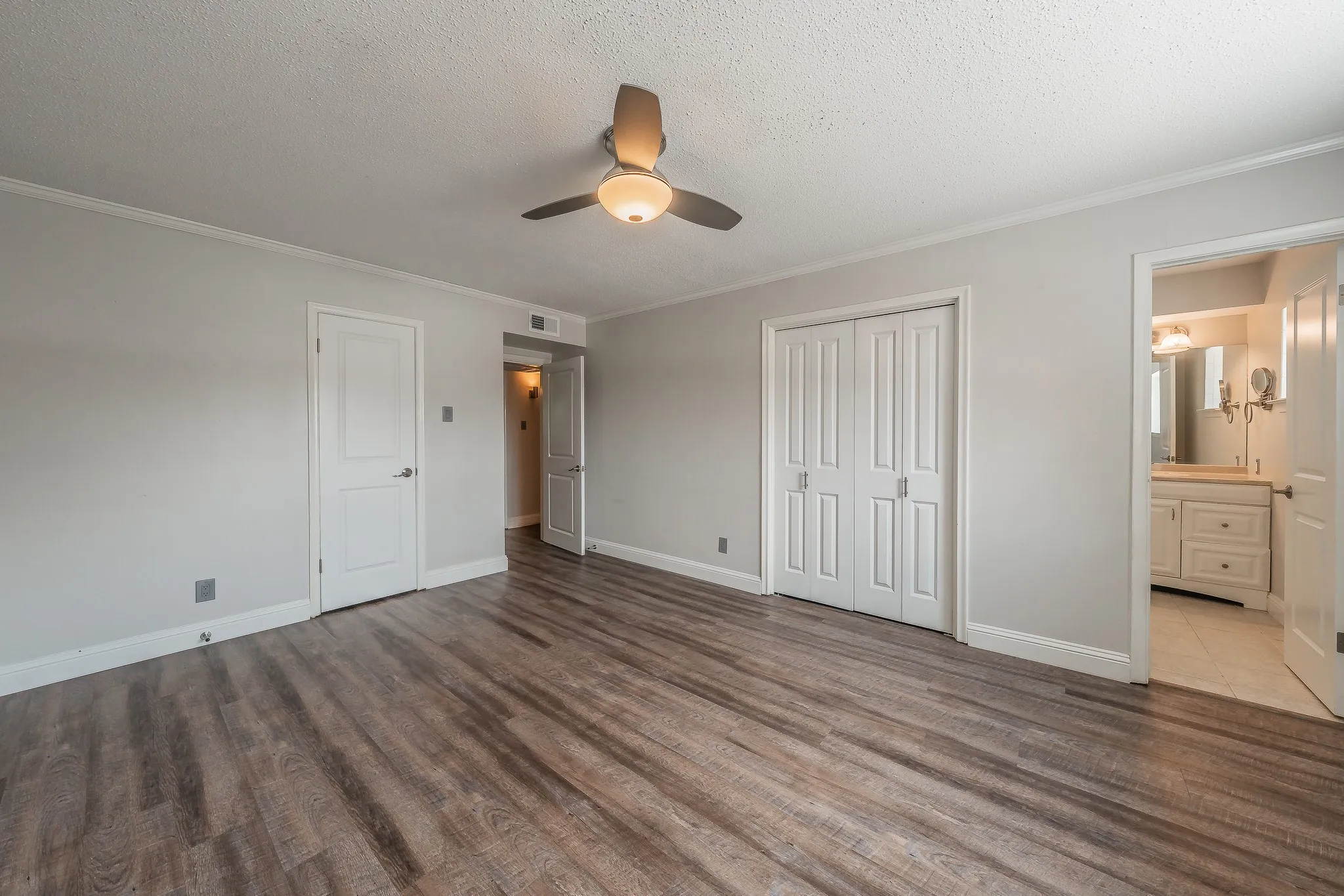Condominium For Rent in Dallas County , 7706 Meadow Road 225, Dallas, Texas 75230, 2 Bedroom, 2 Bathroom, Garage spaces, 1,115 Sqft, built in 1963, mls#21352596, Real Estate Agent in Dallas, Homes For Rent in Dallas county, Homes For Rent in Dallas, Realtor in Dallas Texas, Real Estate Brokerage Independent Realty Texas, Luminita Cordes Realtor