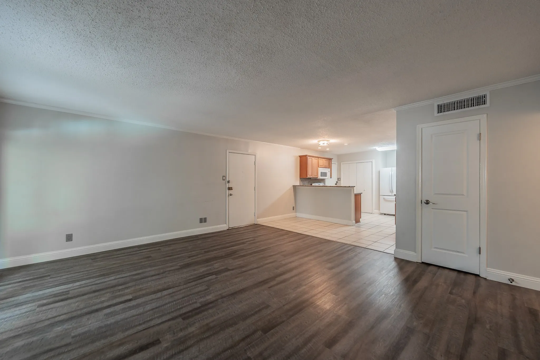 Condominium For Rent in Dallas County , 7706 Meadow Road 225, Dallas, Texas 75230, 2 Bedroom, 2 Bathroom, Garage spaces, 1,115 Sqft, built in 1963, mls#21352596, Real Estate Agent in Dallas, Homes For Rent in Dallas county, Homes For Rent in Dallas, Realtor in Dallas Texas, Real Estate Brokerage Independent Realty Texas, Luminita Cordes Realtor