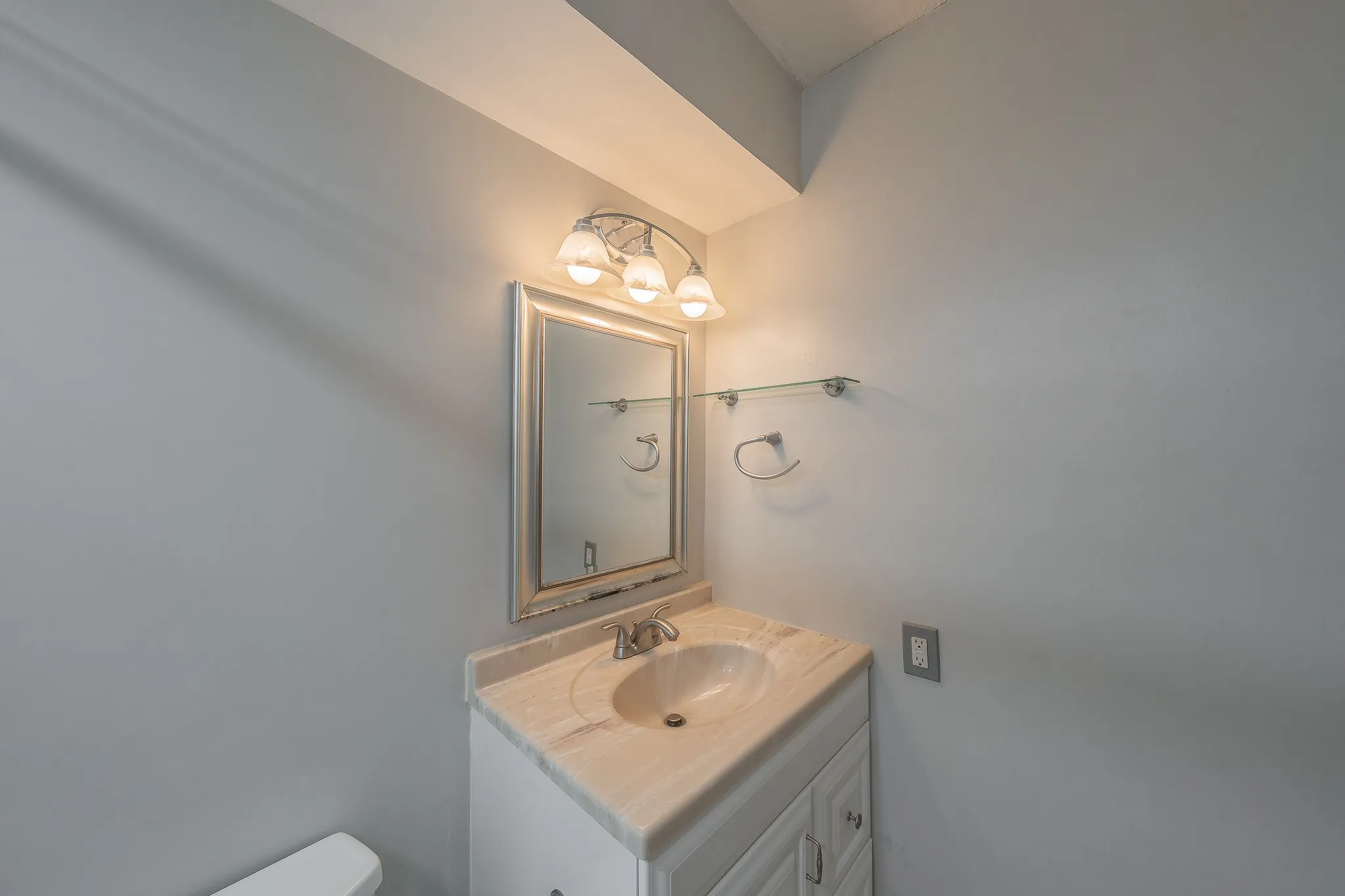 Condominium For Rent in Dallas County , 7706 Meadow Road 225, Dallas, Texas 75230, 2 Bedroom, 2 Bathroom, Garage spaces, 1,115 Sqft, built in 1963, mls#21352596, Real Estate Agent in Dallas, Homes For Rent in Dallas county, Homes For Rent in Dallas, Realtor in Dallas Texas, Real Estate Brokerage Independent Realty Texas, Luminita Cordes Realtor
