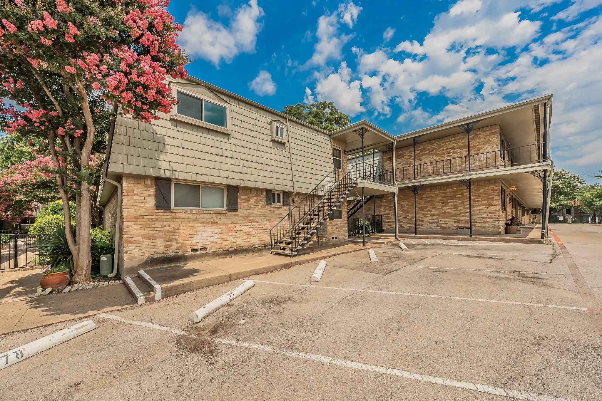 Condominium For Rent in Dallas County , 7706 Meadow Road 225, Dallas, Texas 75230, 2 Bedroom, 2 Bathroom, Garage spaces, 1,115 Sqft, built in 1963, mls#21352596, Real Estate Agent in Dallas, Homes For Rent in Dallas county, Homes For Rent in Dallas, Realtor in Dallas Texas, Real Estate Brokerage Independent Realty Texas, Luminita Cordes Realtor