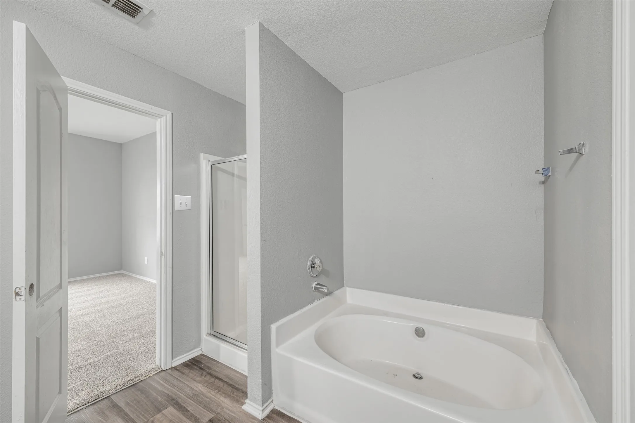 Single Family Residence For Sale in Dallas County , 1092 Winding Creek, Cedar Hill, Texas 75104, 4 Bedroom, 3 Bathroom, 2 Garage spaces, 2,800 Sqft, built in 2002, mls#21351995, Real Estate Agent in Cedar Hill, Homes For Sale in Dallas county, Homes For Sale in Cedar Hill, Realtor in Cedar Hill Texas, Real Estate Brokerage Independent Realty Texas, Luminita Cordes Realtor