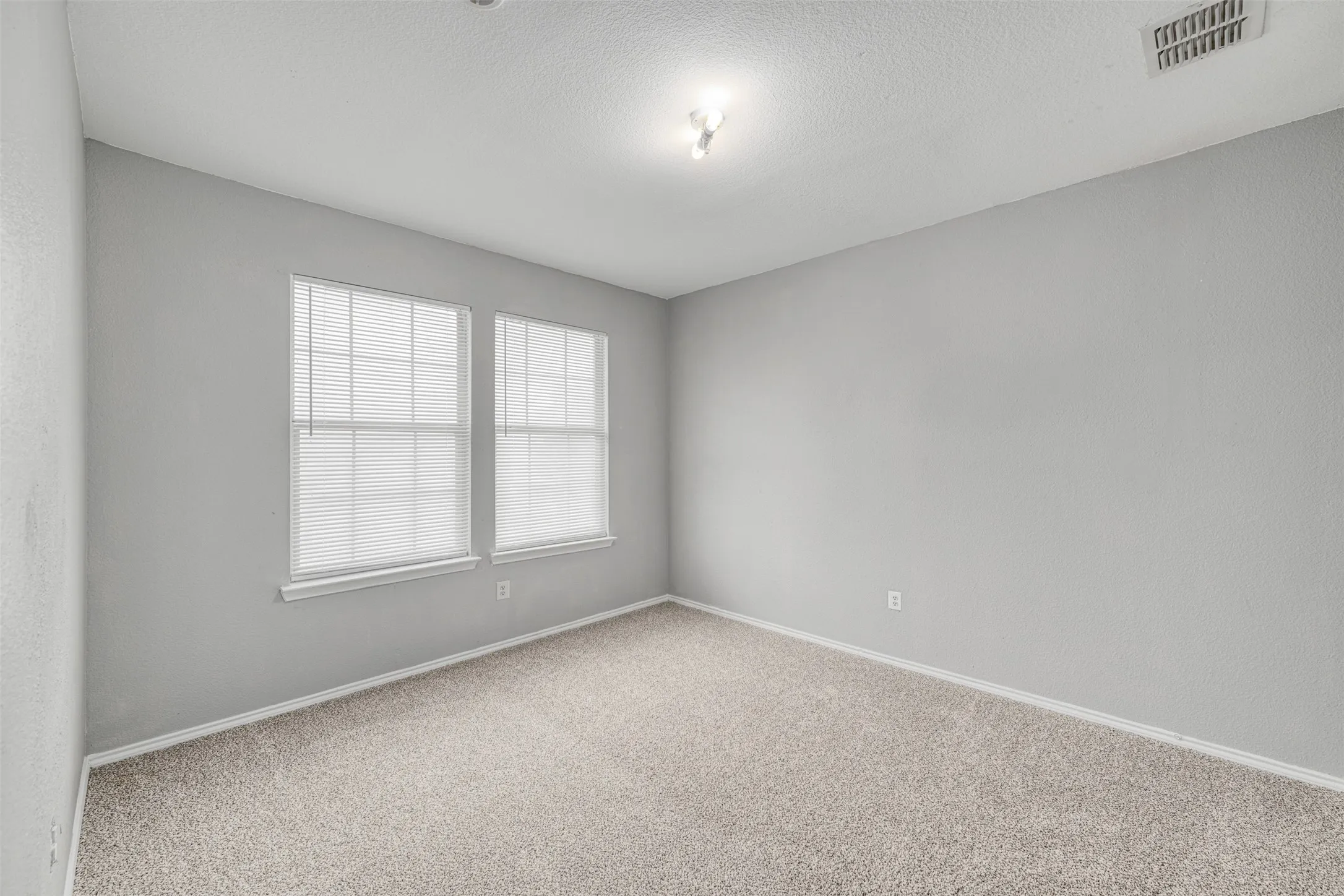 Single Family Residence For Sale in Dallas County , 1092 Winding Creek, Cedar Hill, Texas 75104, 4 Bedroom, 3 Bathroom, 2 Garage spaces, 2,800 Sqft, built in 2002, mls#21351995, Real Estate Agent in Cedar Hill, Homes For Sale in Dallas county, Homes For Sale in Cedar Hill, Realtor in Cedar Hill Texas, Real Estate Brokerage Independent Realty Texas, Luminita Cordes Realtor