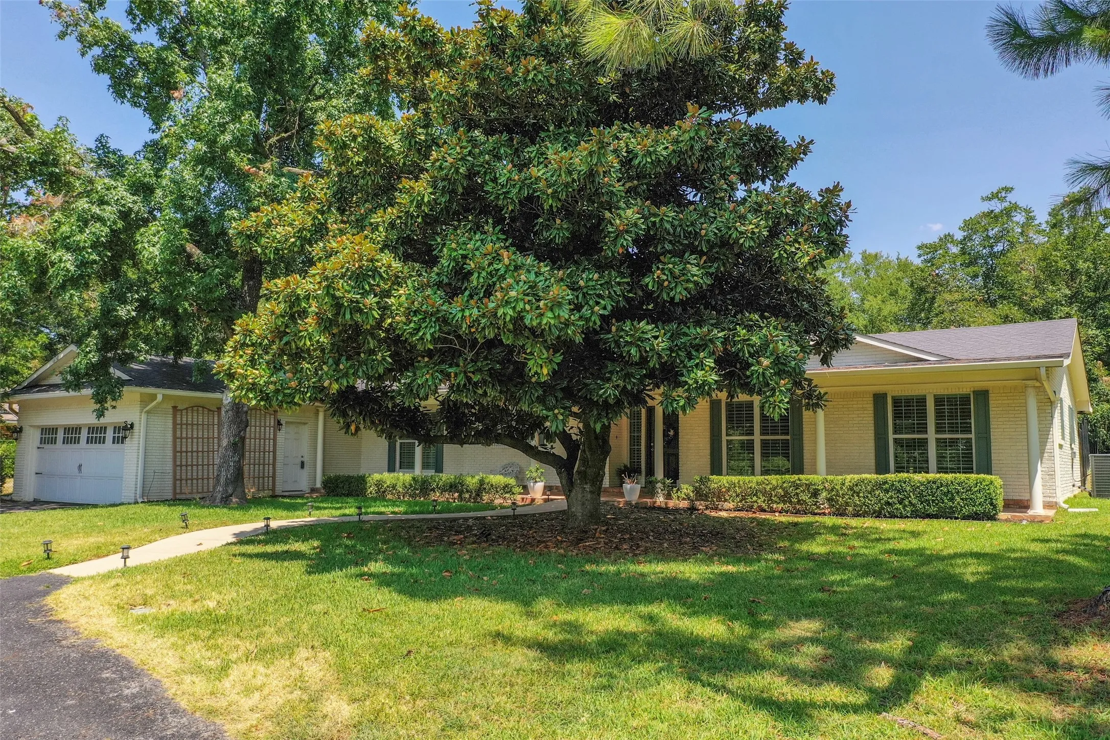 Single Family Residence For Sale in Grayson County , 2019 Loy Lake Road, Denison, Texas 75020, 3 Bedroom, 2 Bathroom, 2 Garage spaces, 2,596 Sqft, built in 1964, mls#21349658, Real Estate Agent in Denison, Homes For Sale in Grayson county, Homes For Sale in Denison, Realtor in Denison Texas, Real Estate Brokerage Independent Realty Texas, Luminita Cordes Realtor