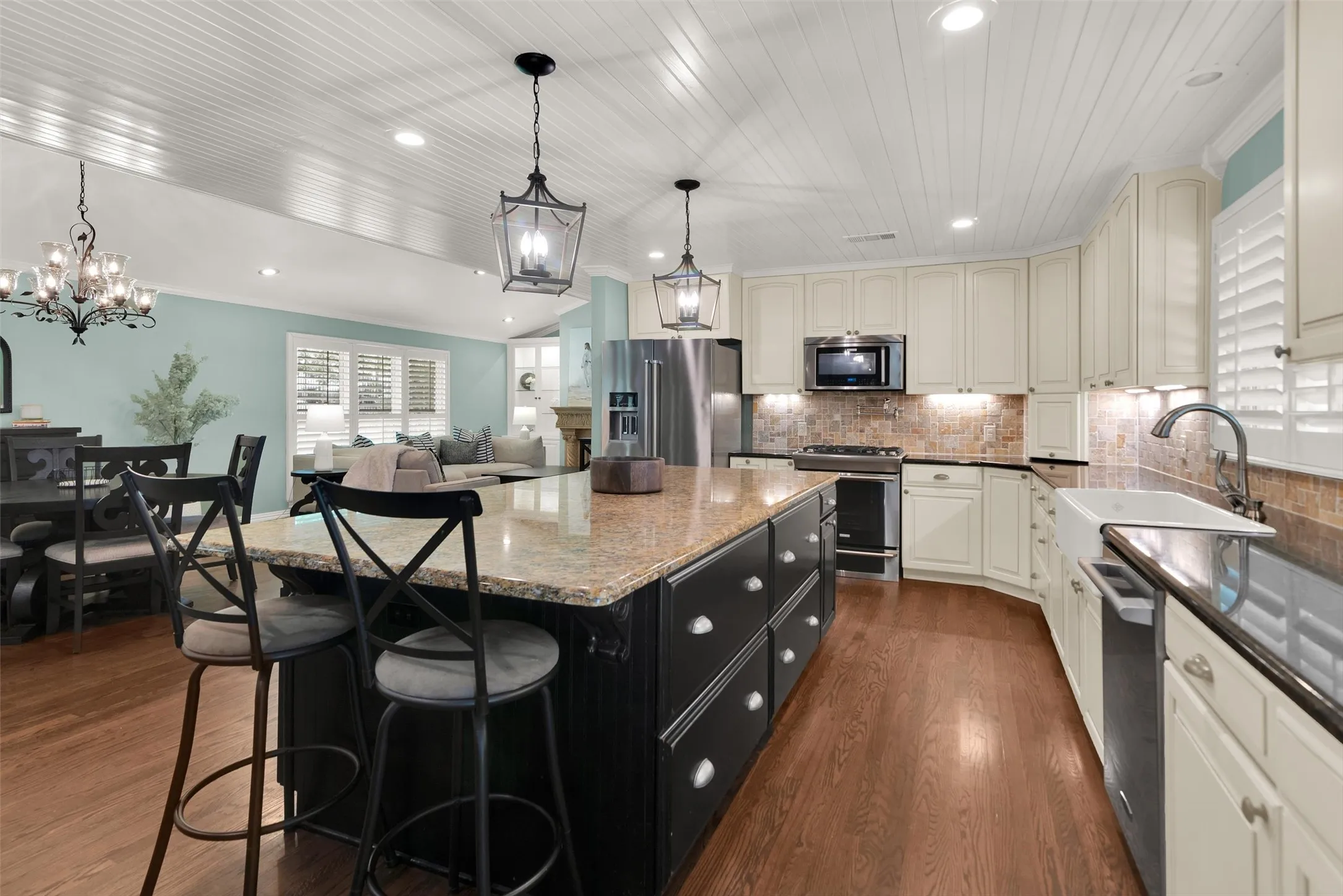 Single Family Residence For Sale in Grayson County , 2019 Loy Lake Road, Denison, Texas 75020, 3 Bedroom, 2 Bathroom, 2 Garage spaces, 2,596 Sqft, built in 1964, mls#21349658, Real Estate Agent in Denison, Homes For Sale in Grayson county, Homes For Sale in Denison, Realtor in Denison Texas, Real Estate Brokerage Independent Realty Texas, Luminita Cordes Realtor