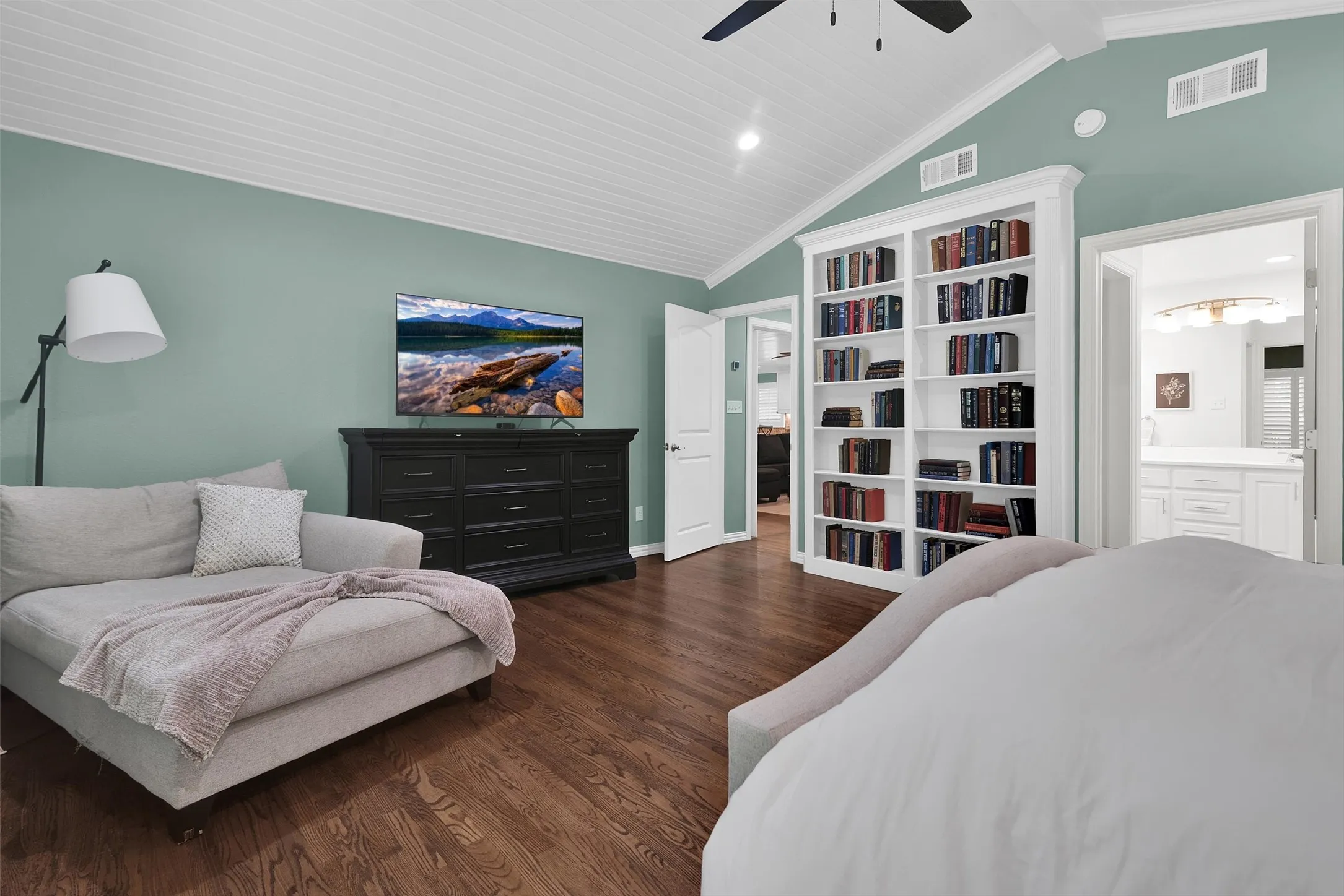 Single Family Residence For Sale in Grayson County , 2019 Loy Lake Road, Denison, Texas 75020, 3 Bedroom, 2 Bathroom, 2 Garage spaces, 2,596 Sqft, built in 1964, mls#21349658, Real Estate Agent in Denison, Homes For Sale in Grayson county, Homes For Sale in Denison, Realtor in Denison Texas, Real Estate Brokerage Independent Realty Texas, Luminita Cordes Realtor