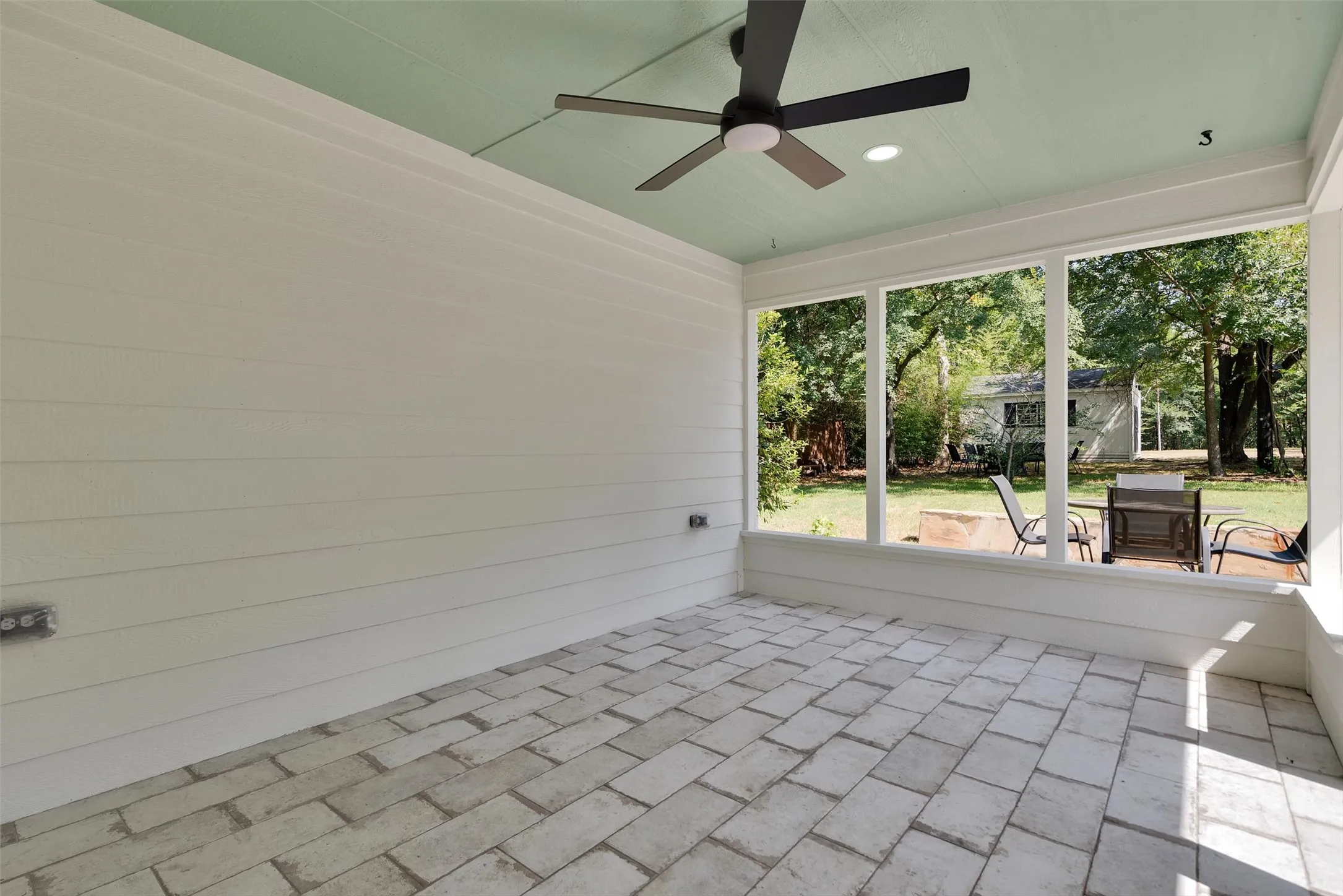 Single Family Residence For Sale in Grayson County , 2019 Loy Lake Road, Denison, Texas 75020, 3 Bedroom, 2 Bathroom, 2 Garage spaces, 2,596 Sqft, built in 1964, mls#21349658, Real Estate Agent in Denison, Homes For Sale in Grayson county, Homes For Sale in Denison, Realtor in Denison Texas, Real Estate Brokerage Independent Realty Texas, Luminita Cordes Realtor