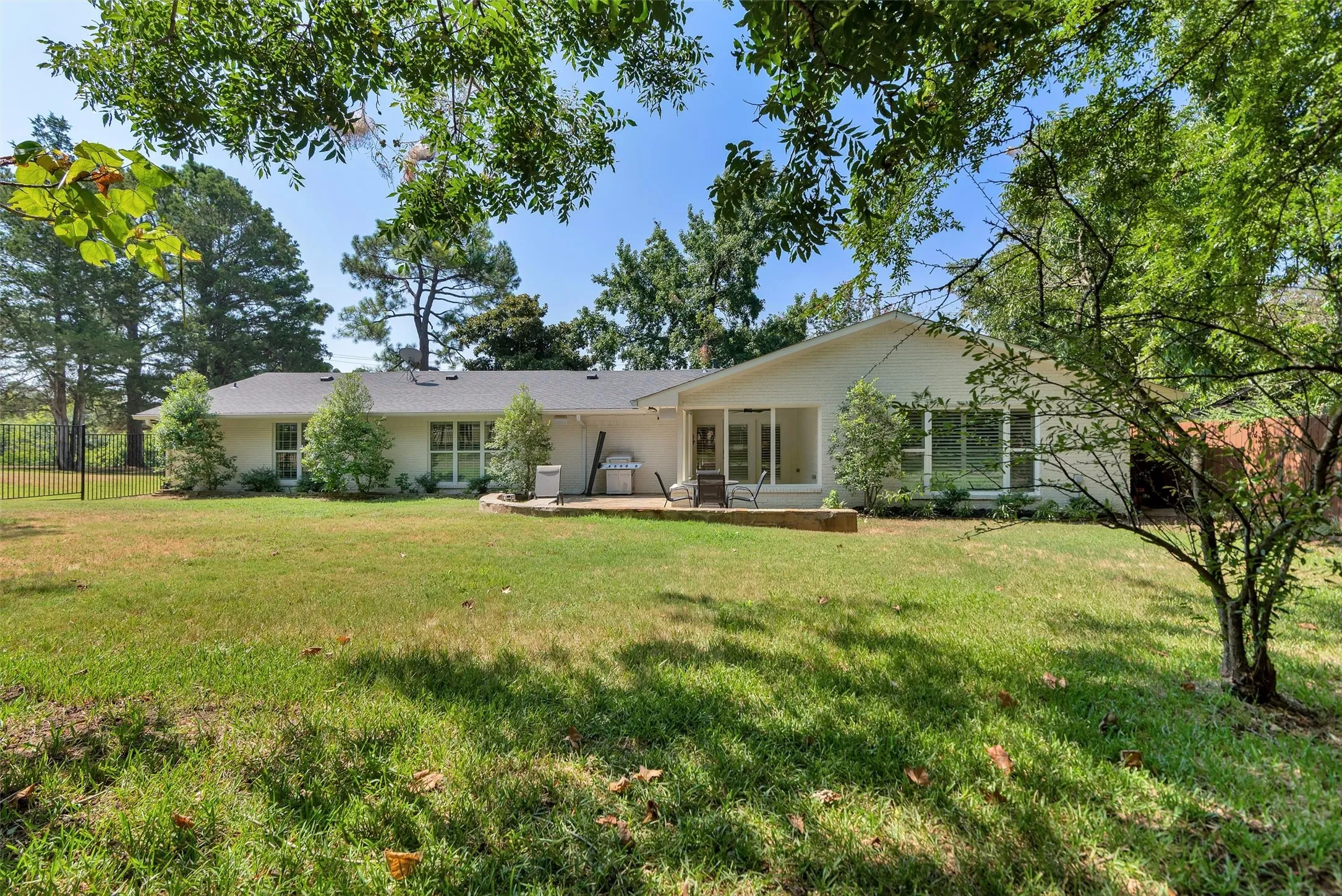 Single Family Residence For Sale in Grayson County , 2019 Loy Lake Road, Denison, Texas 75020, 3 Bedroom, 2 Bathroom, 2 Garage spaces, 2,596 Sqft, built in 1964, mls#21349658, Real Estate Agent in Denison, Homes For Sale in Grayson county, Homes For Sale in Denison, Realtor in Denison Texas, Real Estate Brokerage Independent Realty Texas, Luminita Cordes Realtor