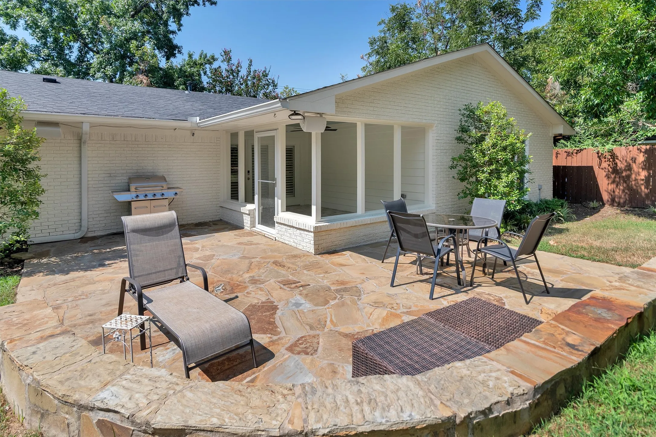 Single Family Residence For Sale in Grayson County , 2019 Loy Lake Road, Denison, Texas 75020, 3 Bedroom, 2 Bathroom, 2 Garage spaces, 2,596 Sqft, built in 1964, mls#21349658, Real Estate Agent in Denison, Homes For Sale in Grayson county, Homes For Sale in Denison, Realtor in Denison Texas, Real Estate Brokerage Independent Realty Texas, Luminita Cordes Realtor