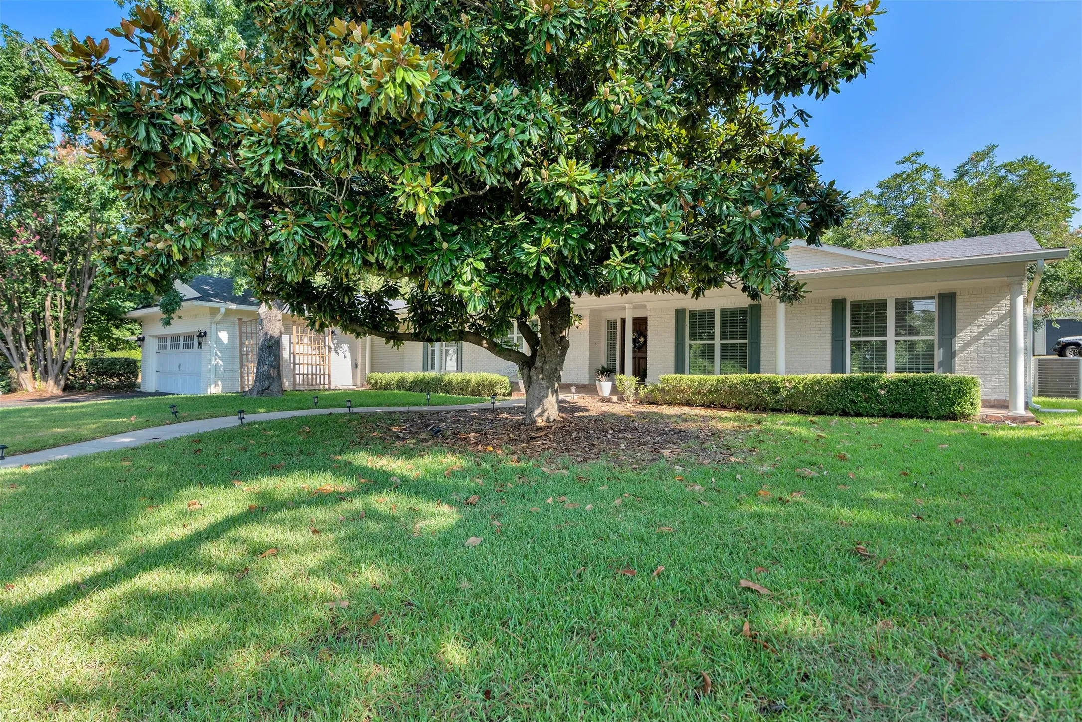 Single Family Residence For Sale in Grayson County , 2019 Loy Lake Road, Denison, Texas 75020, 3 Bedroom, 2 Bathroom, 2 Garage spaces, 2,596 Sqft, built in 1964, mls#21349658, Real Estate Agent in Denison, Homes For Sale in Grayson county, Homes For Sale in Denison, Realtor in Denison Texas, Real Estate Brokerage Independent Realty Texas, Luminita Cordes Realtor