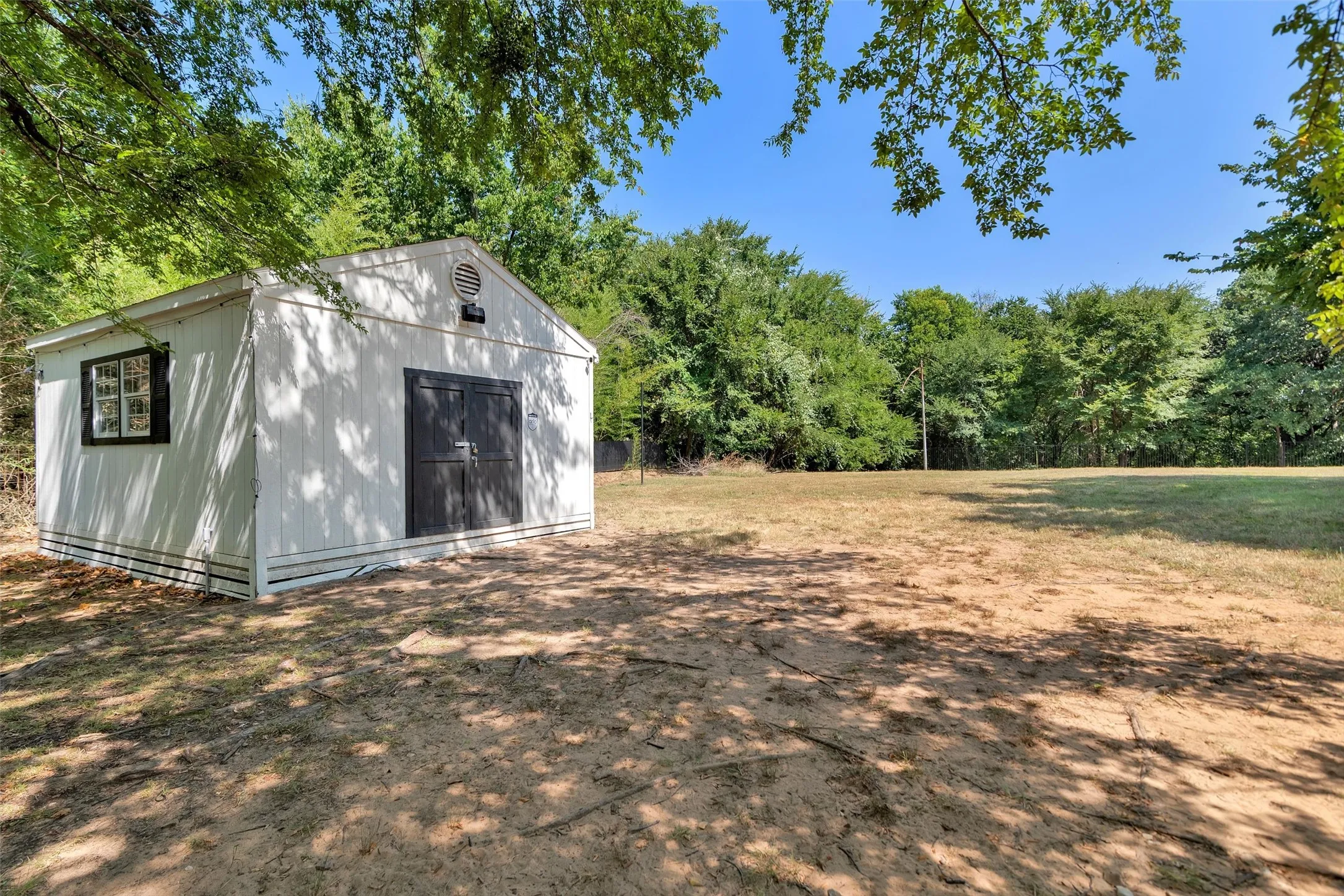 Single Family Residence For Sale in Grayson County , 2019 Loy Lake Road, Denison, Texas 75020, 3 Bedroom, 2 Bathroom, 2 Garage spaces, 2,596 Sqft, built in 1964, mls#21349658, Real Estate Agent in Denison, Homes For Sale in Grayson county, Homes For Sale in Denison, Realtor in Denison Texas, Real Estate Brokerage Independent Realty Texas, Luminita Cordes Realtor
