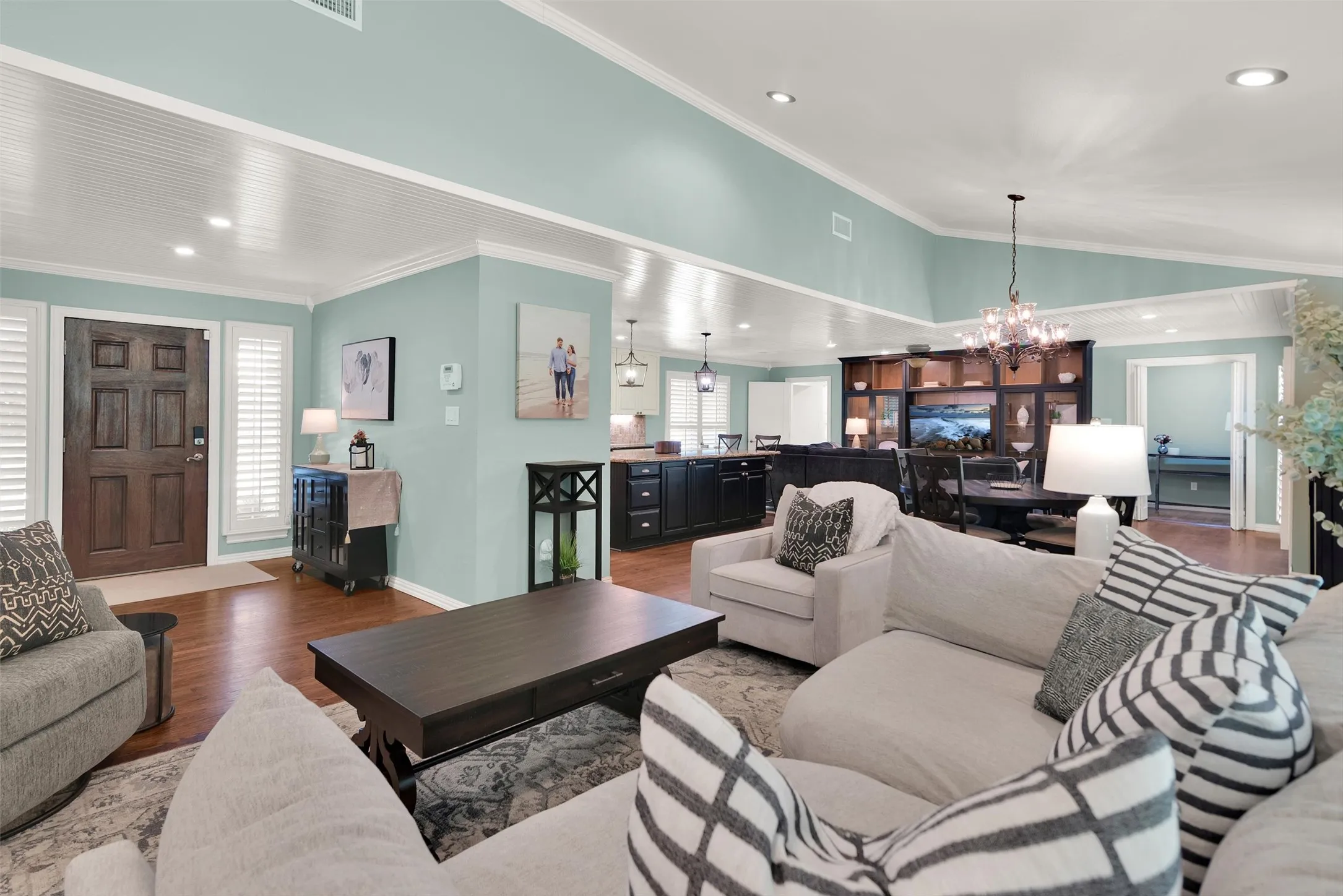 Single Family Residence For Sale in Grayson County , 2019 Loy Lake Road, Denison, Texas 75020, 3 Bedroom, 2 Bathroom, 2 Garage spaces, 2,596 Sqft, built in 1964, mls#21349658, Real Estate Agent in Denison, Homes For Sale in Grayson county, Homes For Sale in Denison, Realtor in Denison Texas, Real Estate Brokerage Independent Realty Texas, Luminita Cordes Realtor