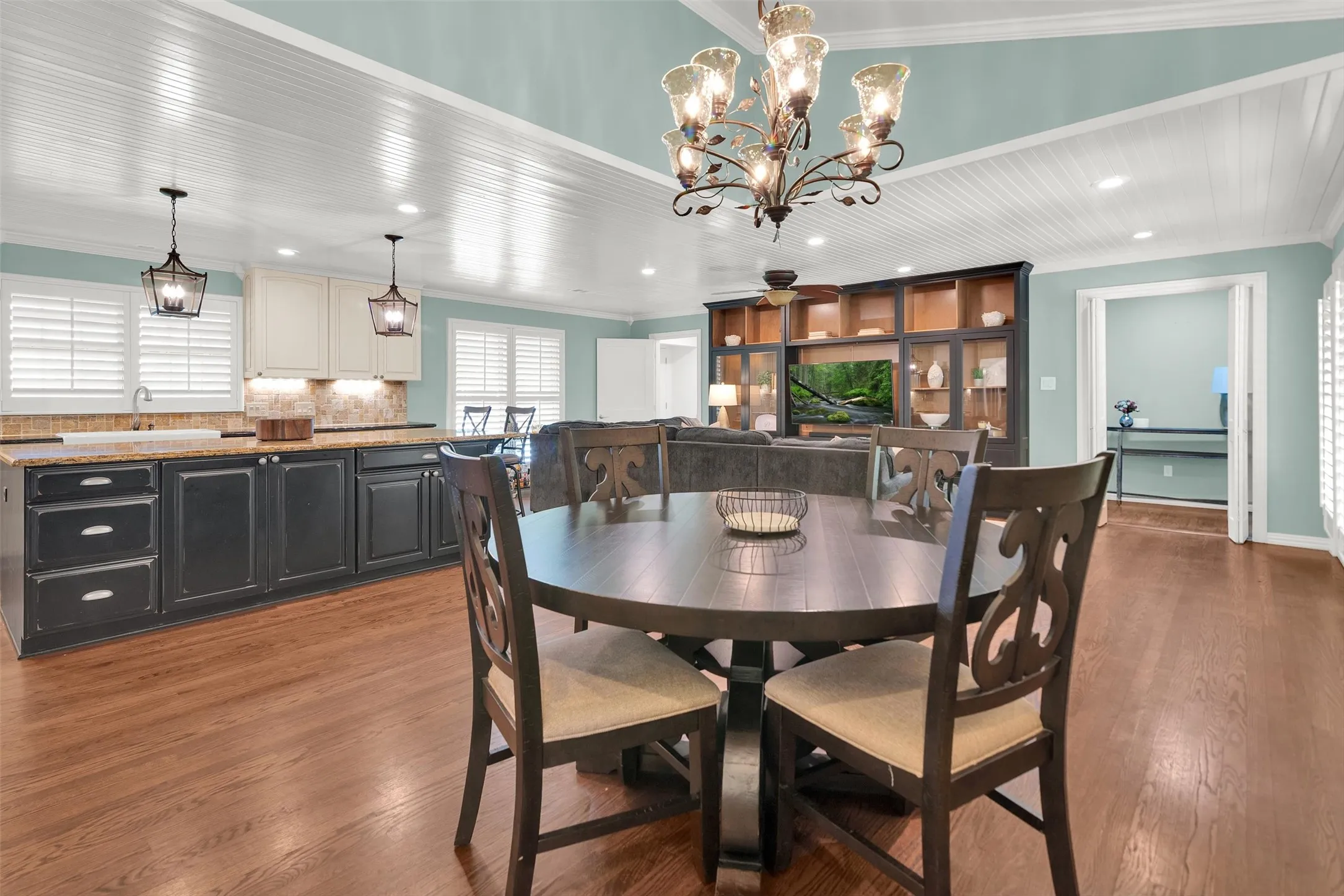 Single Family Residence For Sale in Grayson County , 2019 Loy Lake Road, Denison, Texas 75020, 3 Bedroom, 2 Bathroom, 2 Garage spaces, 2,596 Sqft, built in 1964, mls#21349658, Real Estate Agent in Denison, Homes For Sale in Grayson county, Homes For Sale in Denison, Realtor in Denison Texas, Real Estate Brokerage Independent Realty Texas, Luminita Cordes Realtor