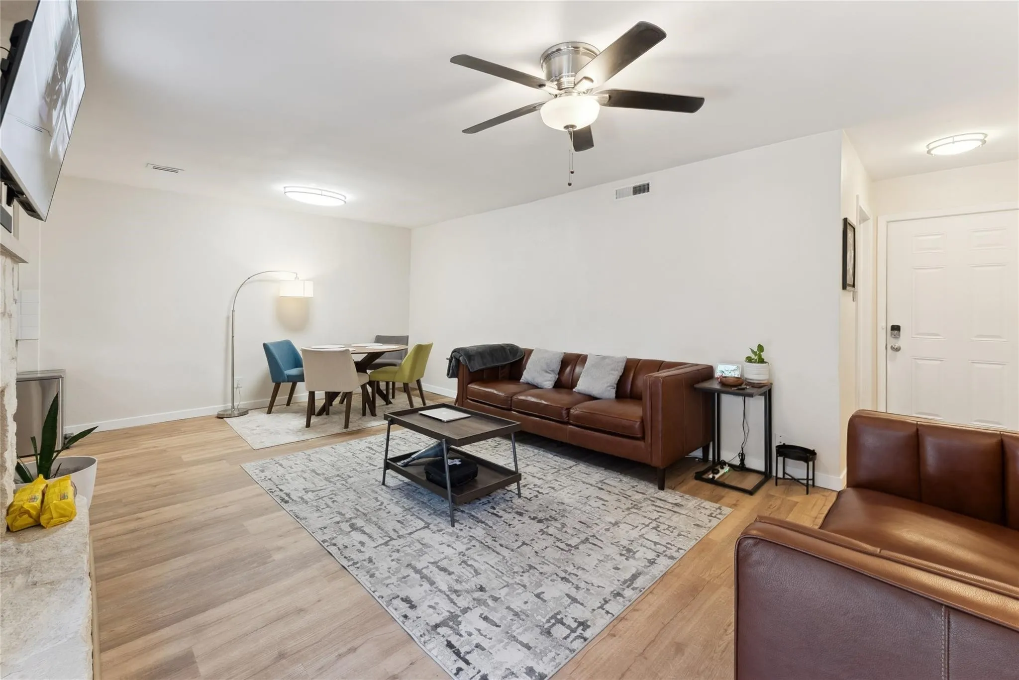 Condominium For Rent in Dallas County , 5132 Amesbury Drive 106, Dallas, Texas 75206, 1 Bedroom, 1 Bathroom, Garage spaces, 709 Sqft, built in 1970, mls#21352634, Real Estate Agent in Dallas, Homes For Rent in Dallas county, Homes For Rent in Dallas, Realtor in Dallas Texas, Real Estate Brokerage Independent Realty Texas, Luminita Cordes Realtor